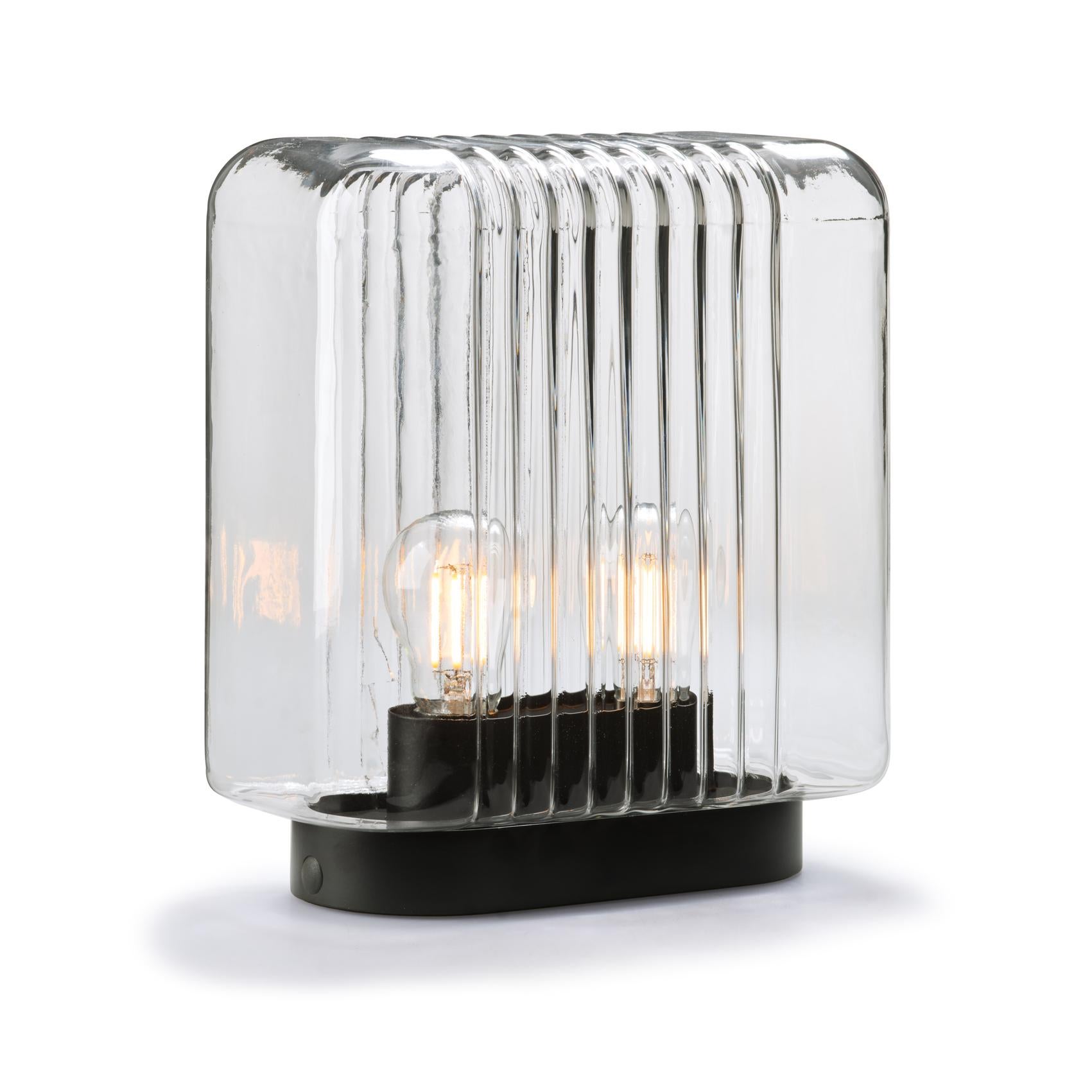 Lari Mini di Angelo Mangiarotti, 2023
Lari mini è una versione portatile della lampada Lari originale di Angelo Mangiarotti del 1978.

Proprio come la Lari originale, la Lari mini è costituita da un unico pezzo di vetro soffiato a bocca attaccato a