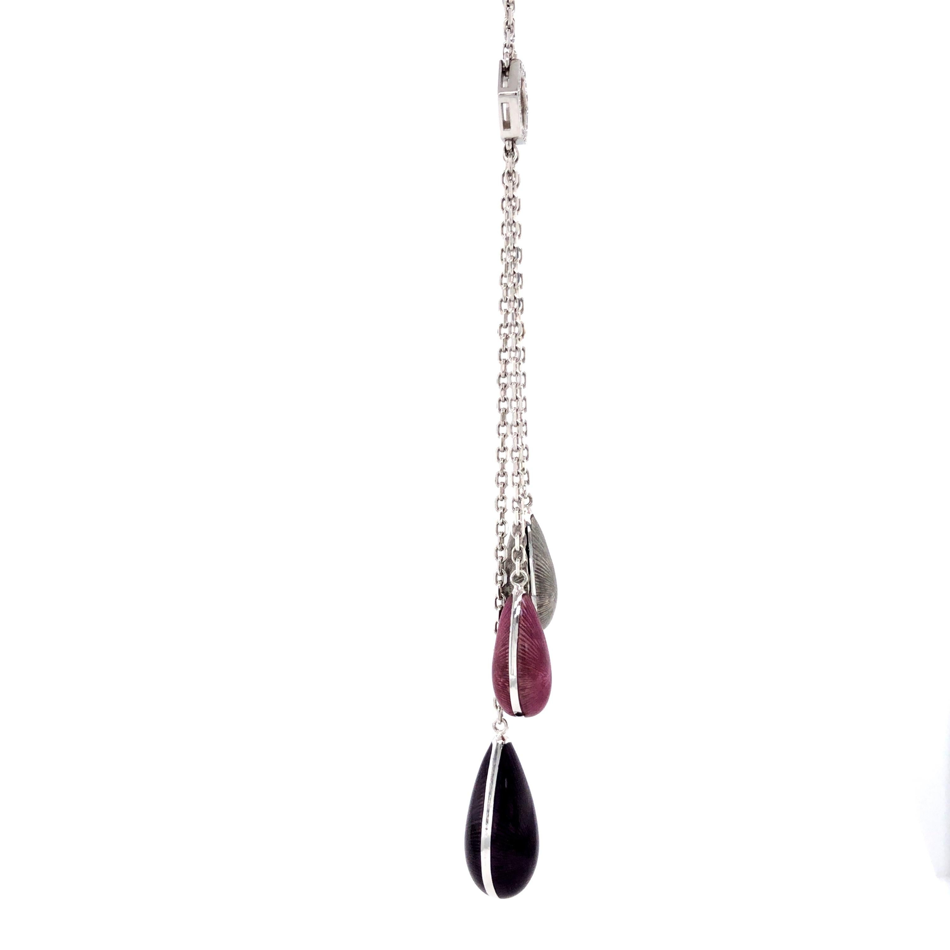 Collana a catena Victor Mayer, Collezione Dew Drop, oro bianco 18 carati, smalto vitreo viola, rosa e argento, 18 diamanti sulla parte centrale esagonale, totale 0,10 ct, G VS

Questo gioiello è un'interpretazione contemporanea del tipico motivo