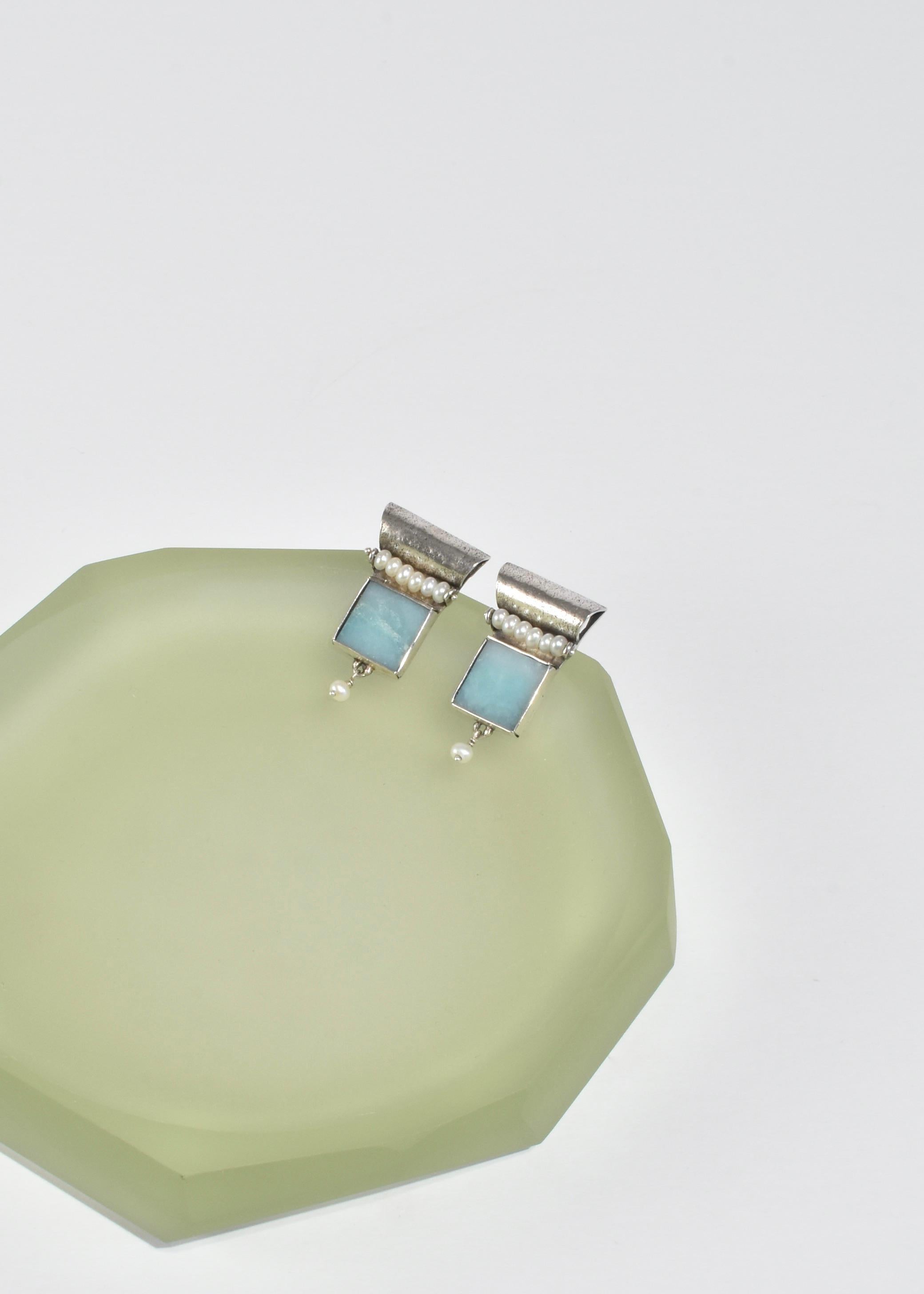 Vintage handmade silver earrings with square larimar stones and freshwater pearl detail, pierced.

Material: Sterling silver, larimar, pearl.

