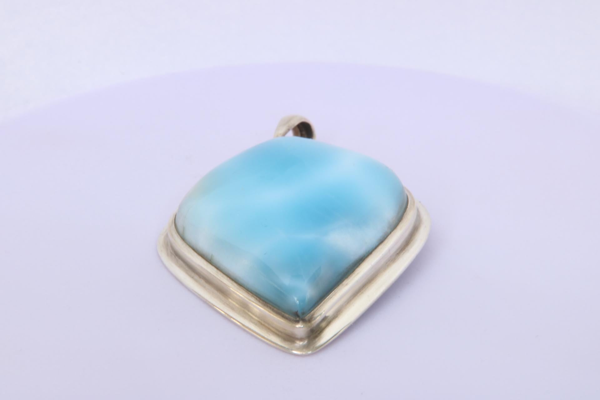 Ciondolo di Larimar in argento Sterling realizzato a mano.

Scopri il fascino incantevole del Larimar, la rara pietra preziosa proveniente esclusivamente dalla Repubblica Dominicana. Conosciuta come la 