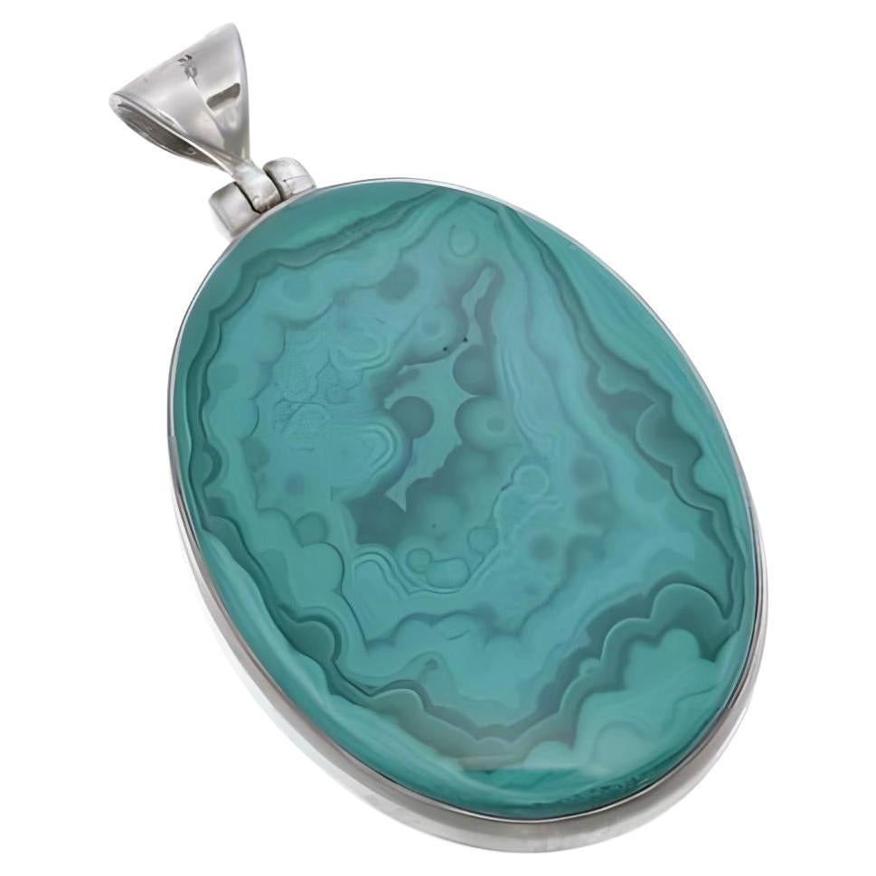 Ciondolo di Larimar in argento Sterling realizzato a mano.

Scopri il fascino incantevole del Larimar, la rara pietra preziosa proveniente esclusivamente dalla Repubblica Dominicana. Conosciuta come la 