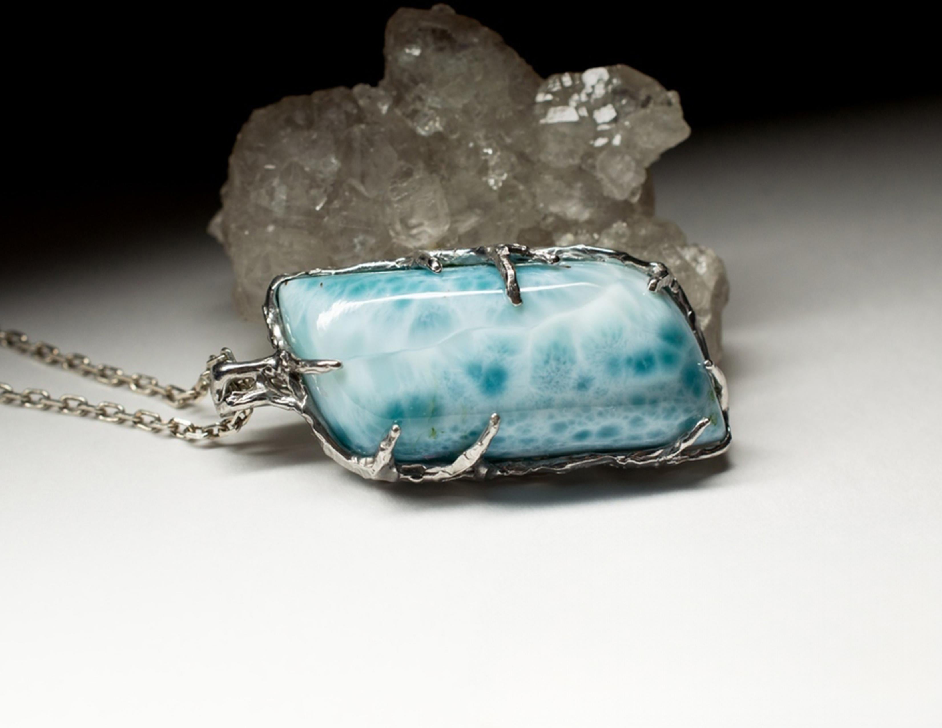 Silberne Halskette mit natürlichem, hochwertigem Larimar im Cabochon-Schliff
larimar Herkunft - Dominikanische Republik
Steinabmessungen - 0.35 х 0.59 х 1.34 in / 9 х 15 х 34 mm
Höhe des Anhängers - 1,57 Zoll / 40 mm
Gewicht des Anhängers - 11.09