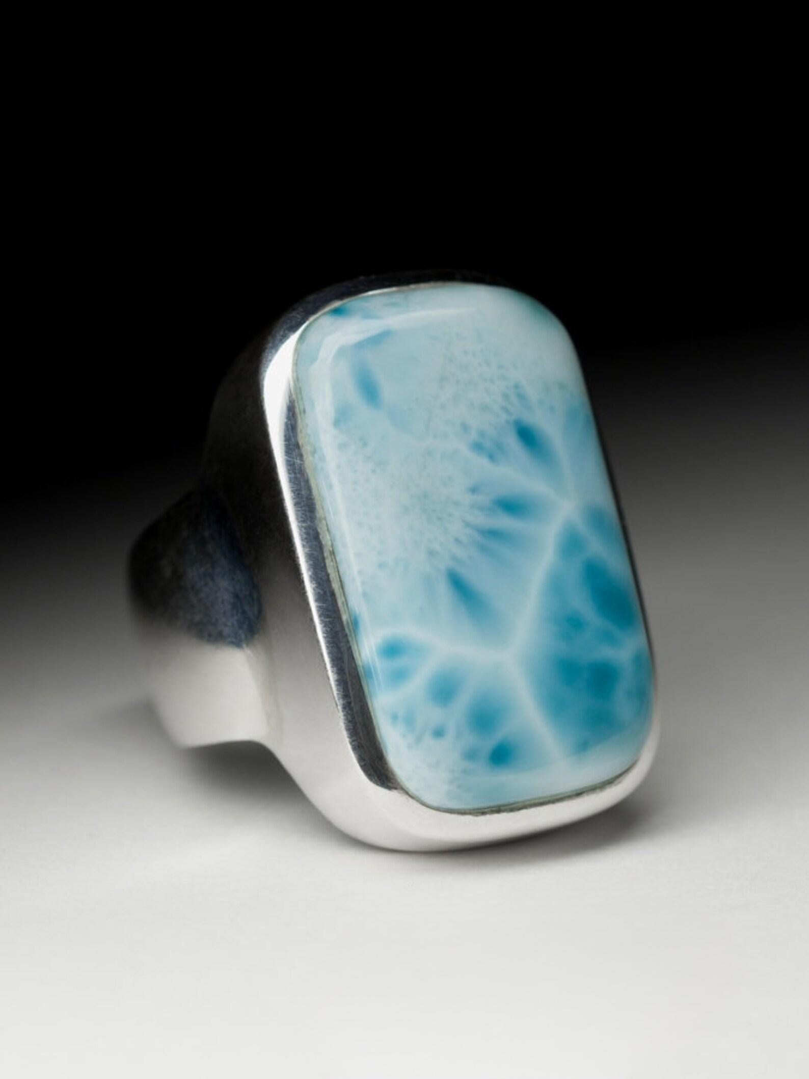 Un modello estremamente bello - anello in argento massiccio con Larimar naturale di qualità extra fine.
origine larimar - Repubblica Dominicana
Misure del larimar - 0,39 х 0,63 x 1,02 in / 10 х 16 х 26 mm
Peso dell'anello - 17,7 grammi
misura