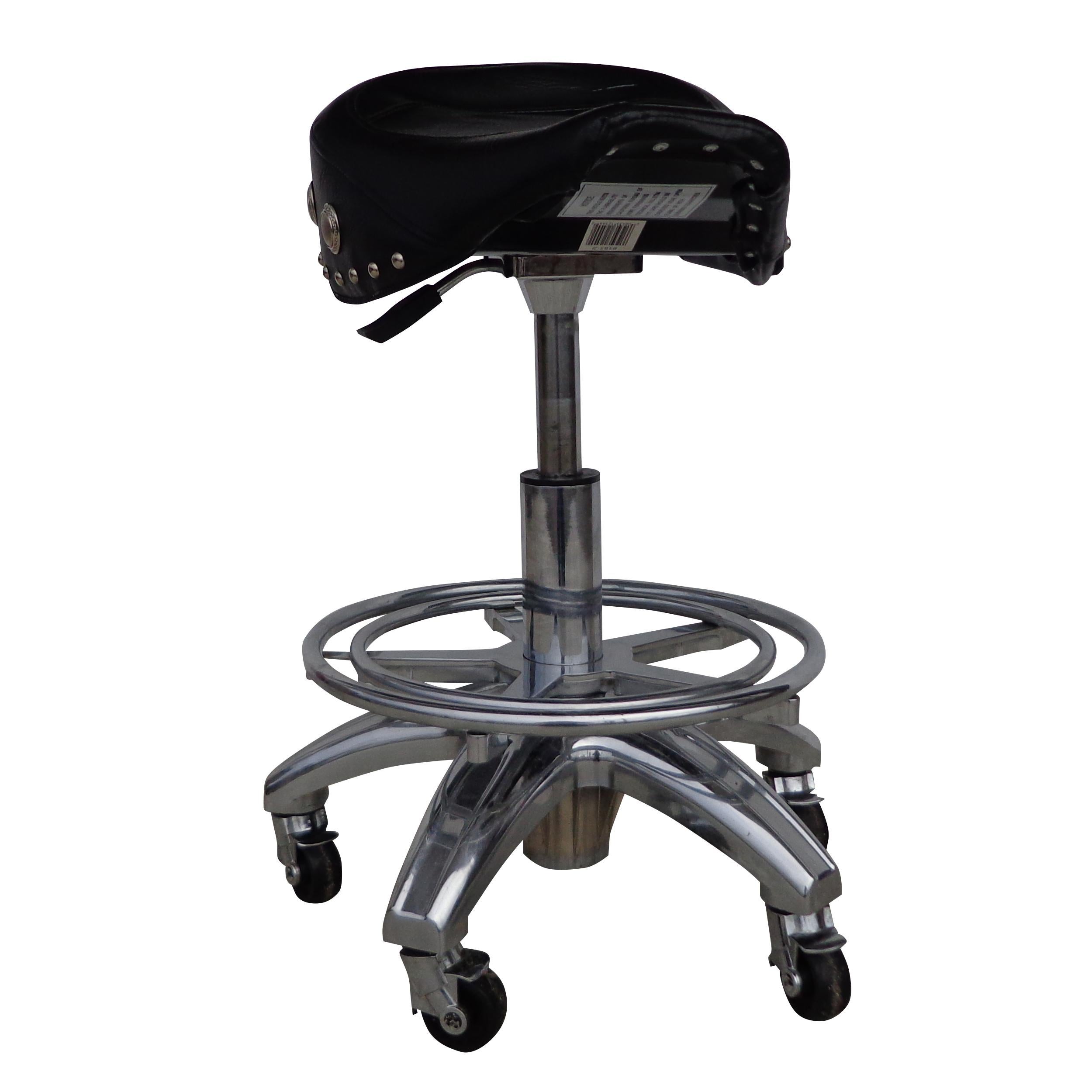 Tabouret de bar Larin en cuir selle et chrome.

Tabouret pivotant unique en son genre, pivotant à 360° et réglable pneumatiquement en hauteur de 21 à 28 pouces.

5 roues pivotantes pour une maniabilité aisée.
 