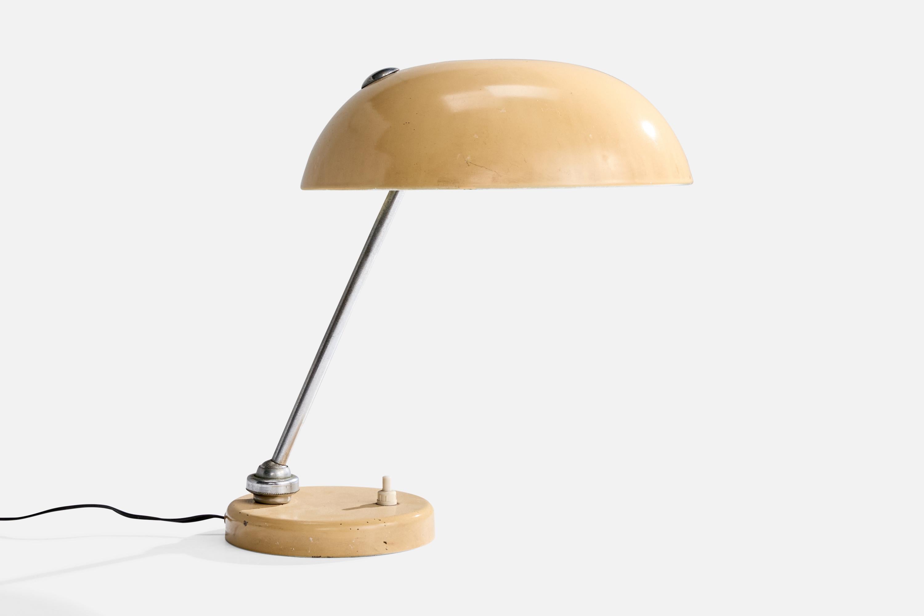 An adjustable beige-lacquered metal table lamp produced by Lariolux, Italy, c. 1950s.

Dimensions of Lamp (inches): 12.0