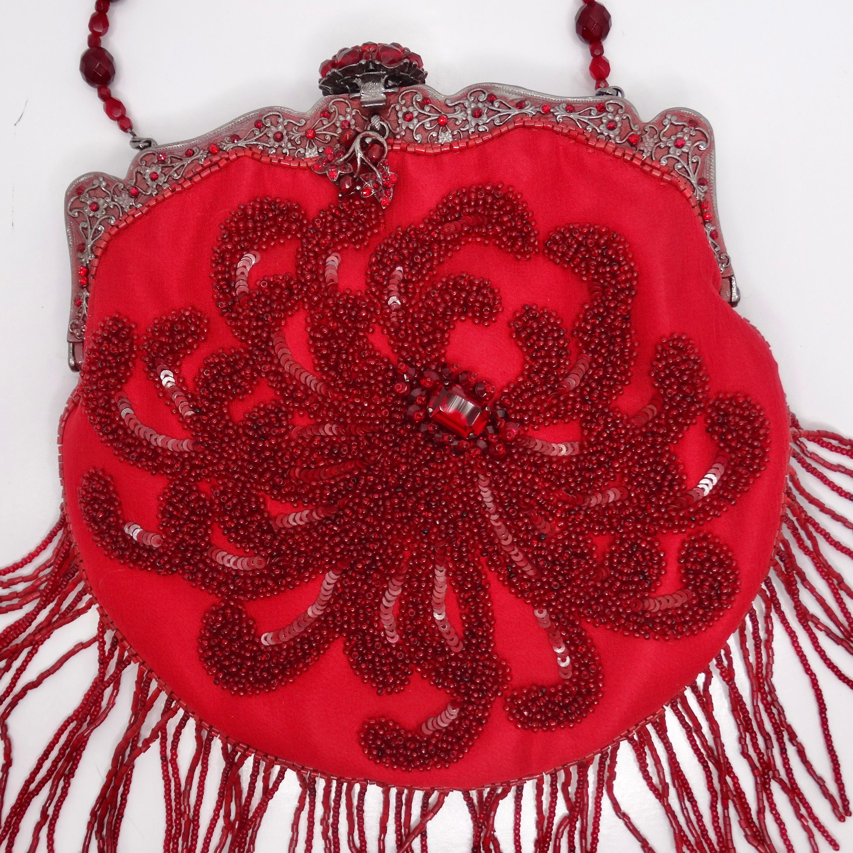 Wir präsentieren die Larissa Barrera Red Embellished Evening Bag, ein umwerfendes und einzigartiges Accessoire, das Eleganz und Charme ausstrahlt. Diese auffällige Abendtasche zeichnet sich durch exquisite Details aus, die ihre Schönheit auf ein