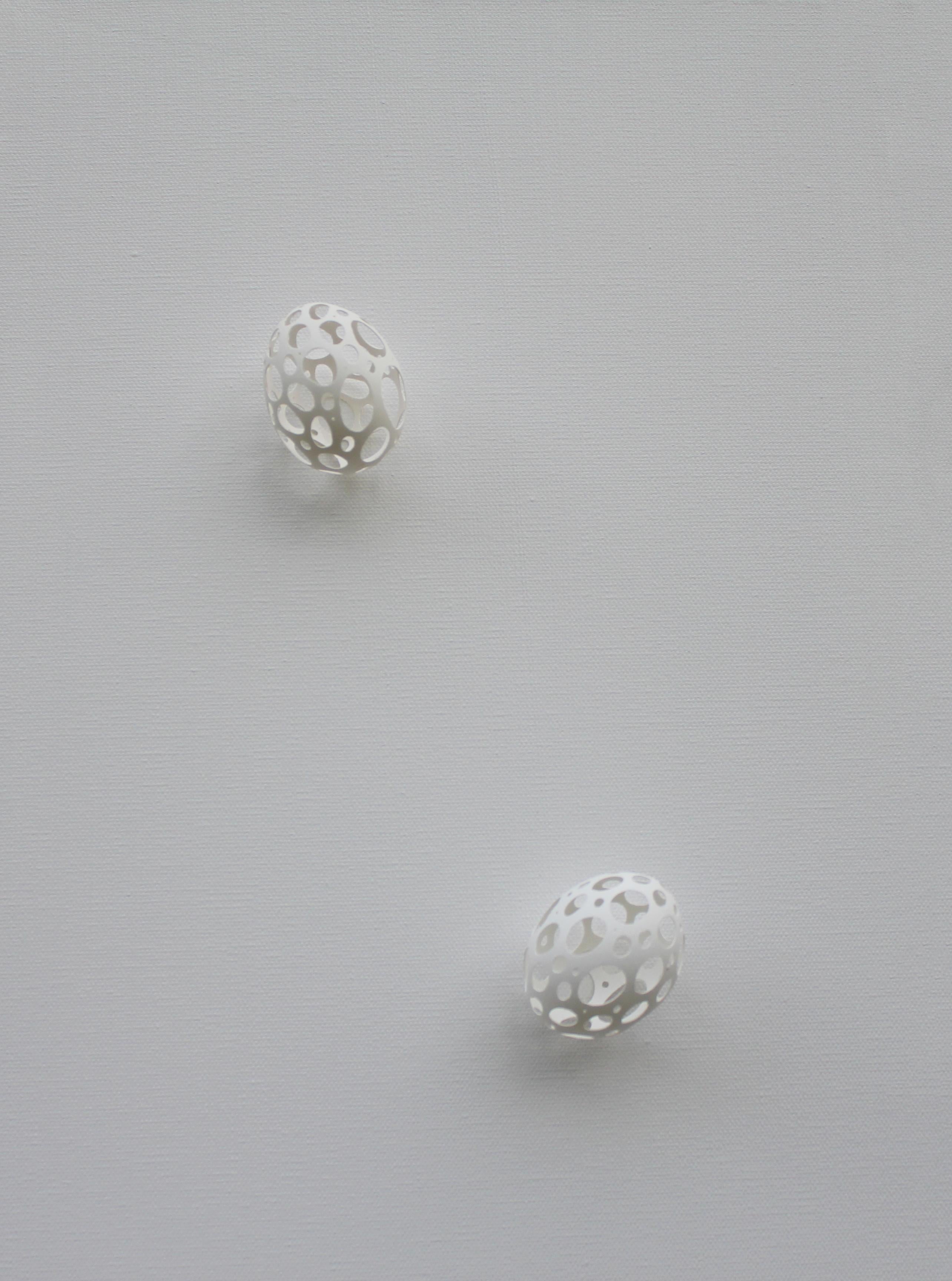 The strength and fragility of humanity is revealed in Larisa Safaryan‘s works. The smooth shape of an egg is the artist‘s “canvas” upon which ideas about life, renewal and rebirth are formed. Her work is like nothing that exists at this