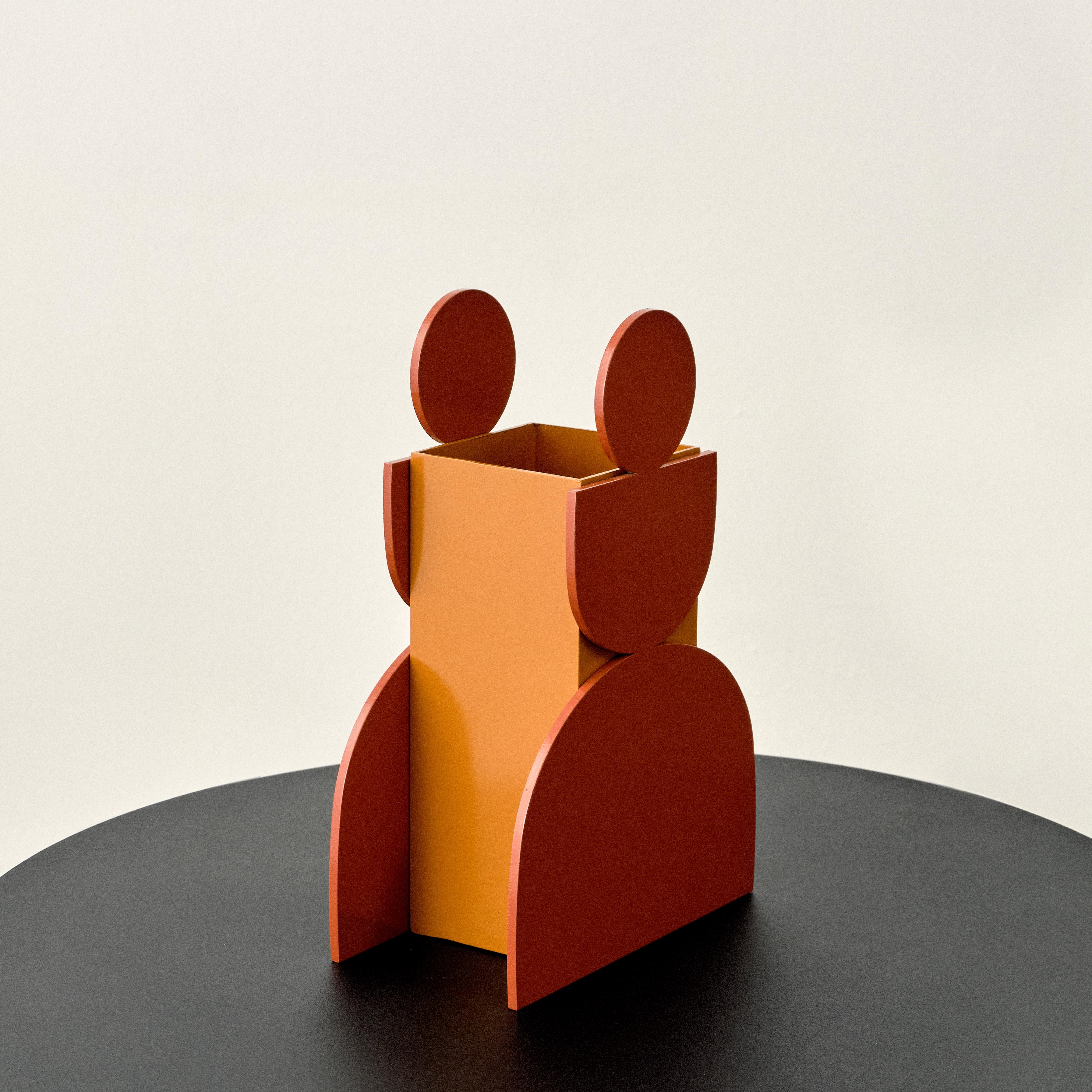 Die Vasen-Kollektion von Animate Object ist inspiriert von der Idee abstrakter, ausgeschnittener Formen, die sich zu einzigartigen Dekoren zusammenfügen. Die Vase Larisa inspiriert sich an der Weiblichkeit durch ihre anmutige und geschwungene Form,