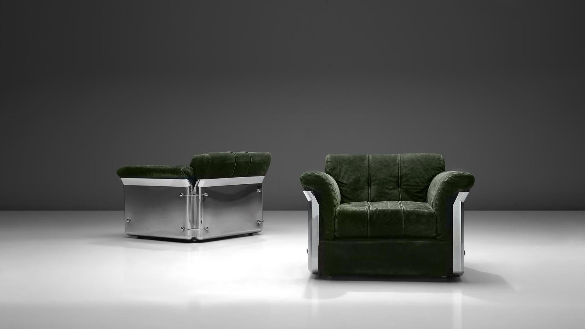 Vittorio Introini for Saporiti, pair of lounge chairs, in suede and chrome, Italy, 1969.

This set of two lounge chairs is designed by Vittorio Introini and produced by Saporiti in chrome and dark green upholstery. The lounge chairs feature a steel