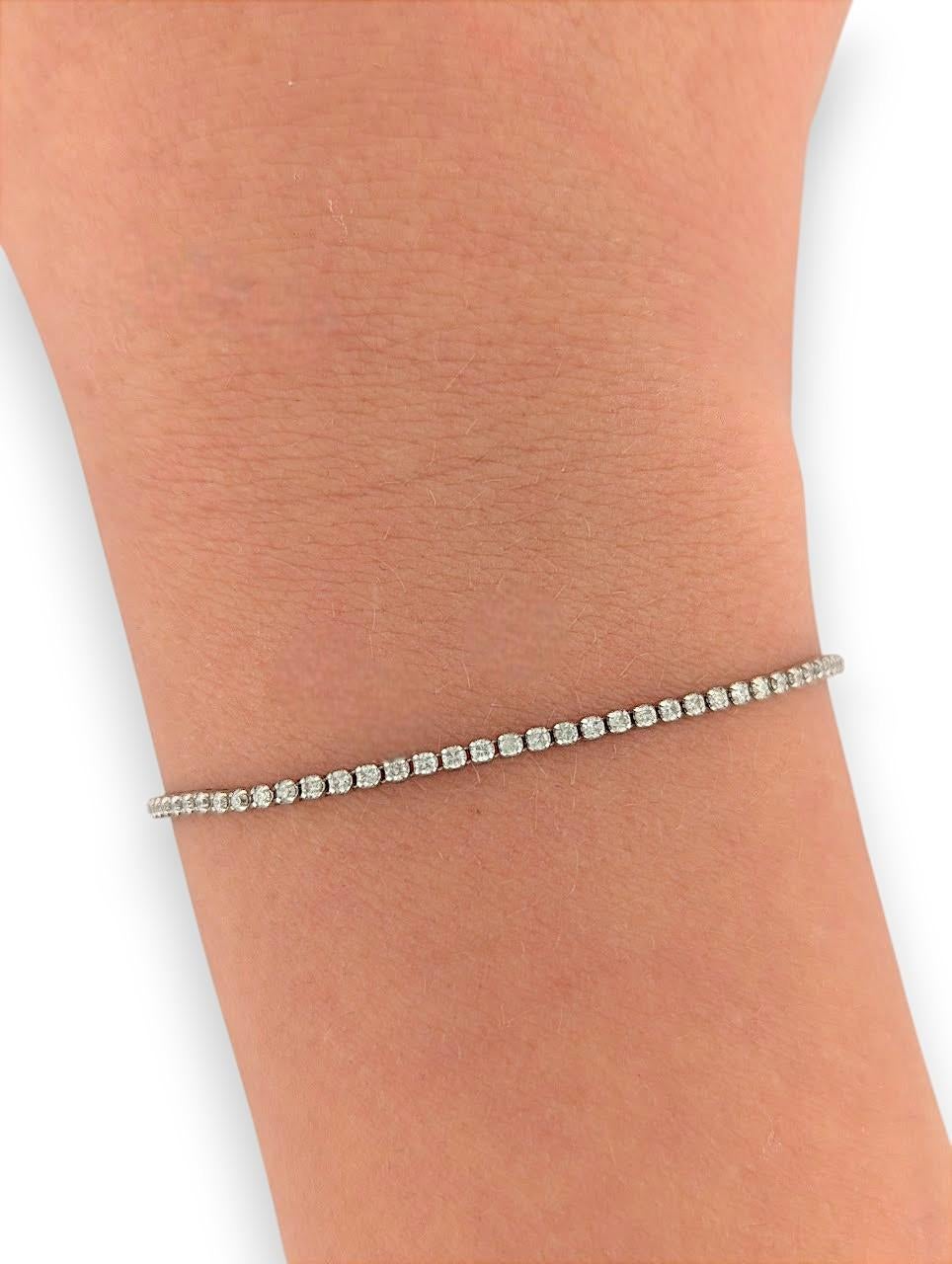 Eleva tu colección de joyas con la Pulsera de Tenis Larkin, una obra maestra atemporal de lujo discreto. Elaborada por expertos en oro blanco de 14 quilates, esta exquisita pieza contiene 1,50 quilates de diamantes brillantes redondos naturales