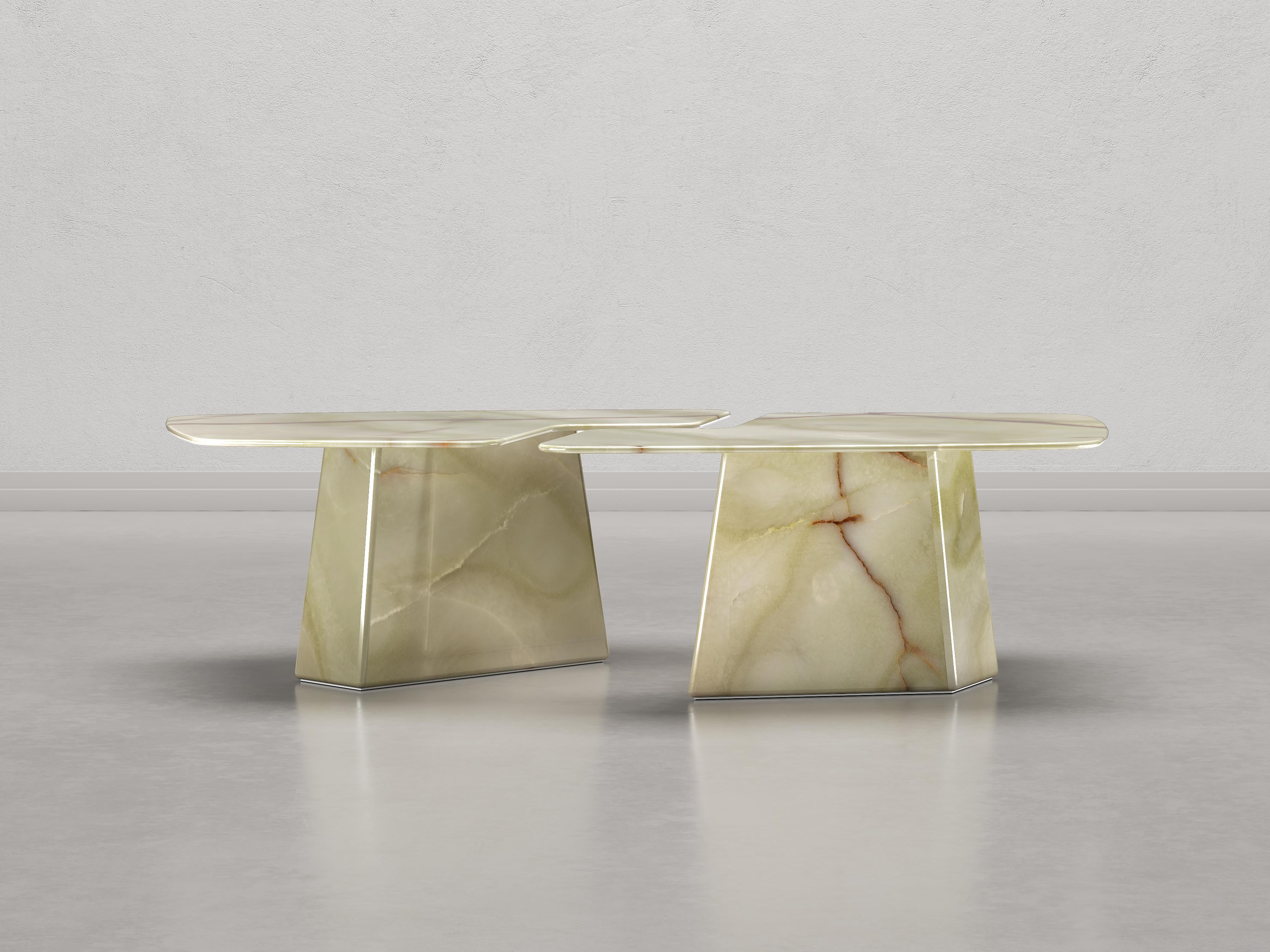 La mesa de comedor L'Armando es una exquisita sinfonía de diseño y artesanía. Compuesta por dos módulos de mármol entrelazados, esta mesa luce una silueta orgánica e irregular con bordes graciosamente redondeados. La superficie es un lienzo donde el