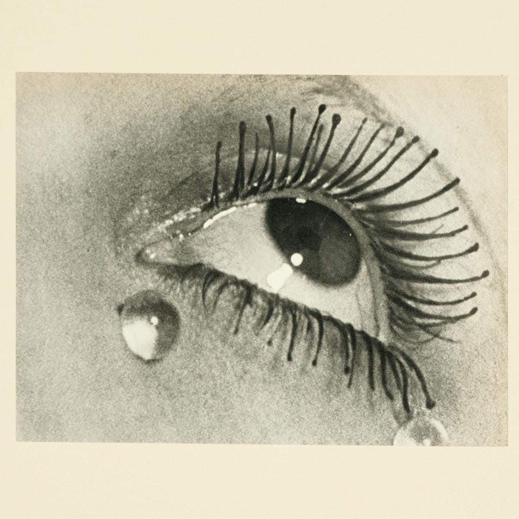 20ième siècle Man Ray, photogravure d'époque de Larme de Verre, estampillée par le studio en vente