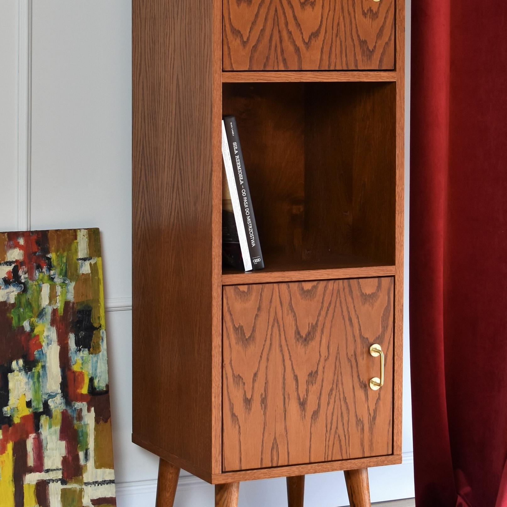 Libreria Laro di Pastform
Dimensioni: D 40 x L 40 x H 170 cm.
Materiali: Legno colorato e verniciato.

Disponibile in diverse finiture di colore del legno: Whiskey, Rum, BPA, Nobel, Brandy, Schwarz, Cognac, Dark Brown, Nevada e Natura.