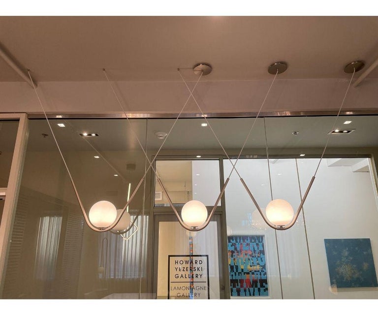 Perle 1 is a luxurious high-end lighting fixture that has been coated with warmth and elegance. Inspired by the romantic world of jewelry, the Perle collection is handcrafted with a delicate metallic structure and a 8’’ handblown glass ball as the