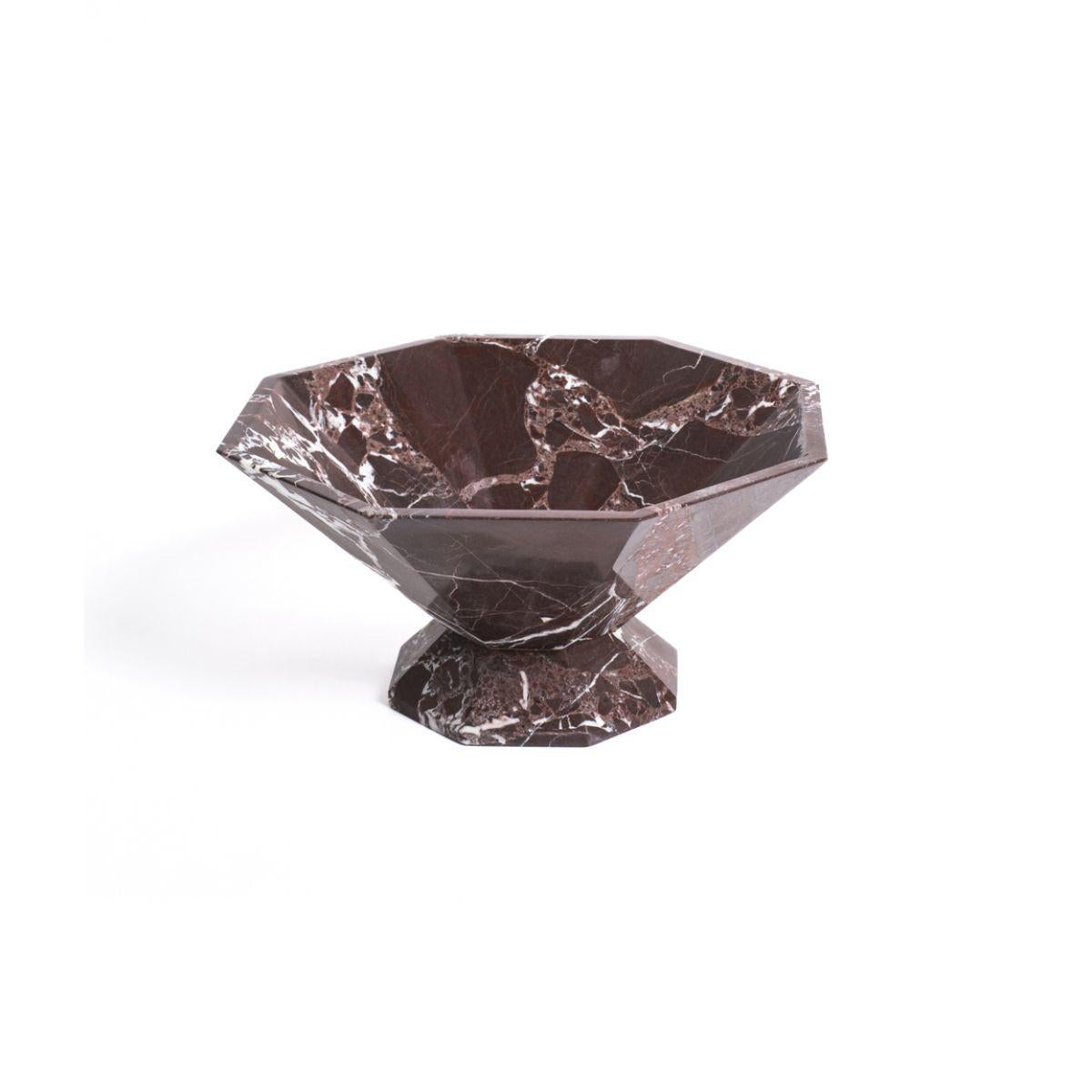 El Cuenco hexagonal Larp es una elegante pieza de decoración hecha de travertino duradero con una forma hexagonal única. Con su diseño atemporal, es a la vez funcional y bonito, perfecto para iluminar cualquier habitación.

Ten en cuenta que el