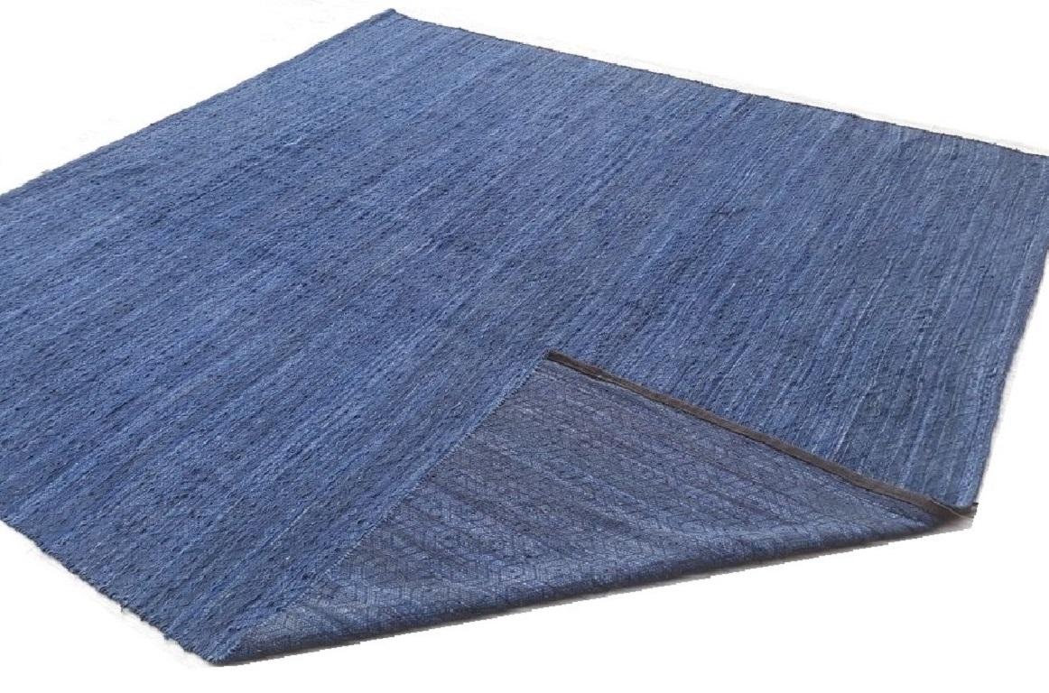 Zeitgenössischer flachgewebter Teppich aus Wildleder in Indigo, Denim und Blau, auf Lager (Organische Moderne) im Angebot