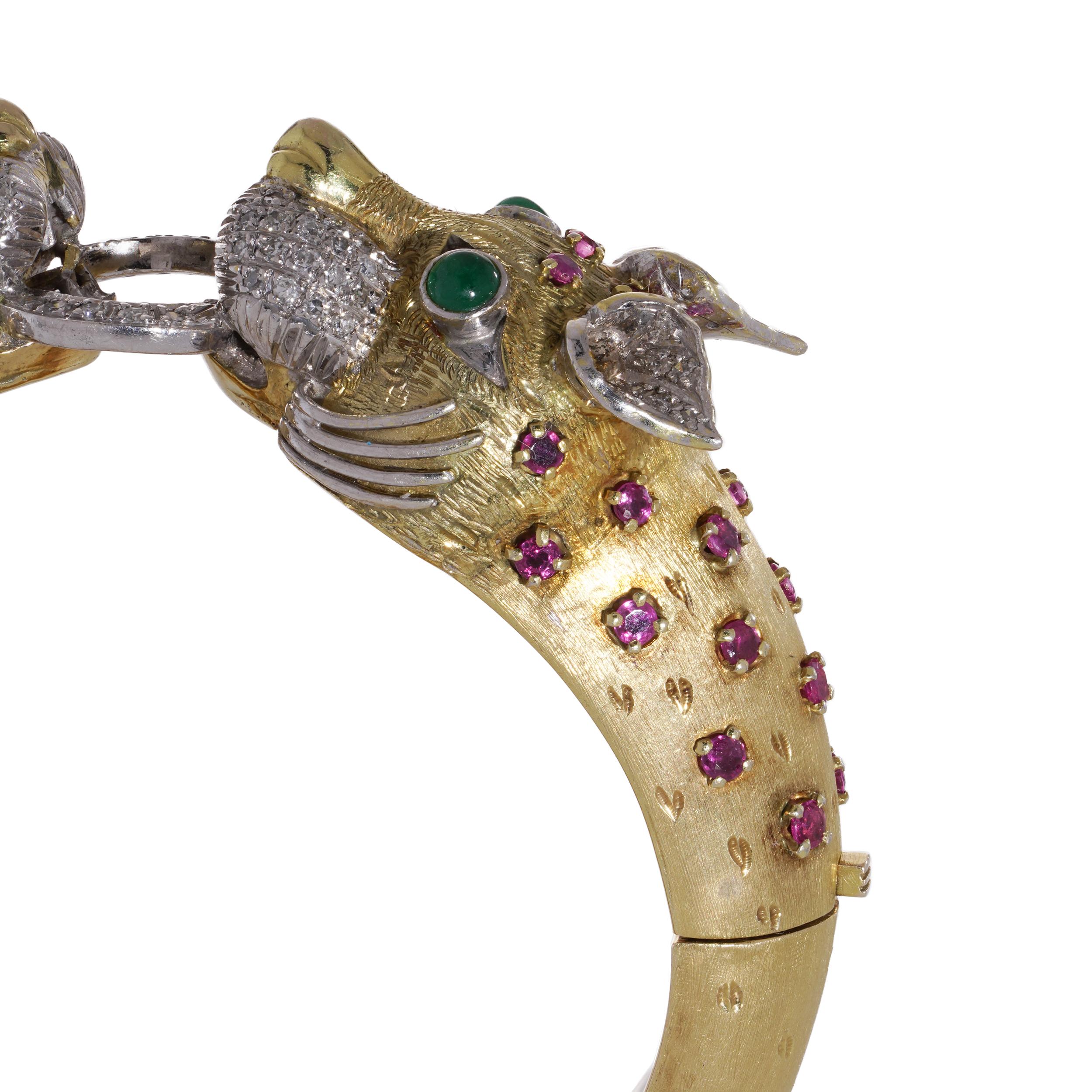 Larry 14kt. gold bangle with two dragon heads with diamonds, emeralds and rubies In Excellent Condition For Sale In Braintree, GB