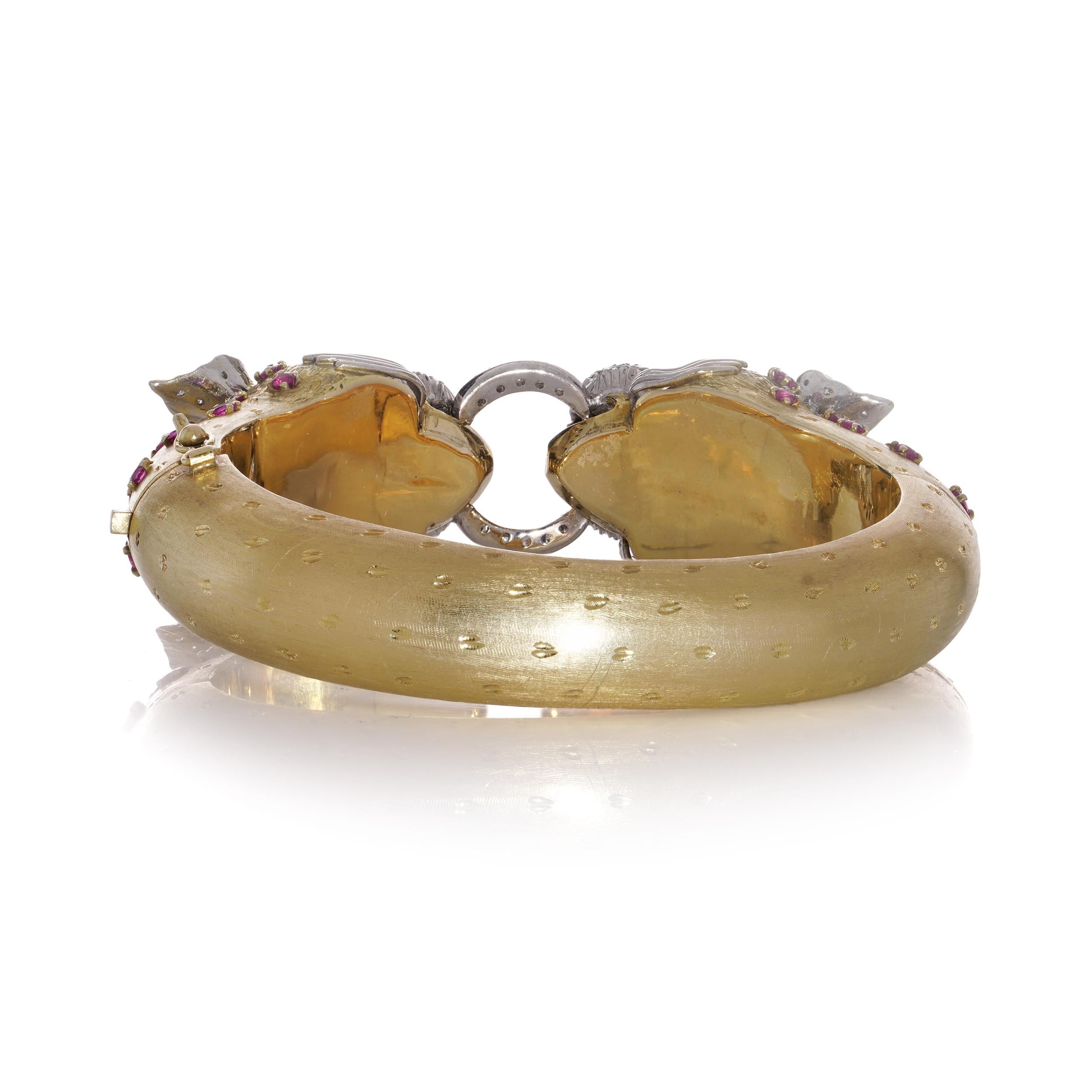Larry, bracelet en or 14 carats avec deux têtes de dragon avec diamants, émeraudes et rubis en vente 3