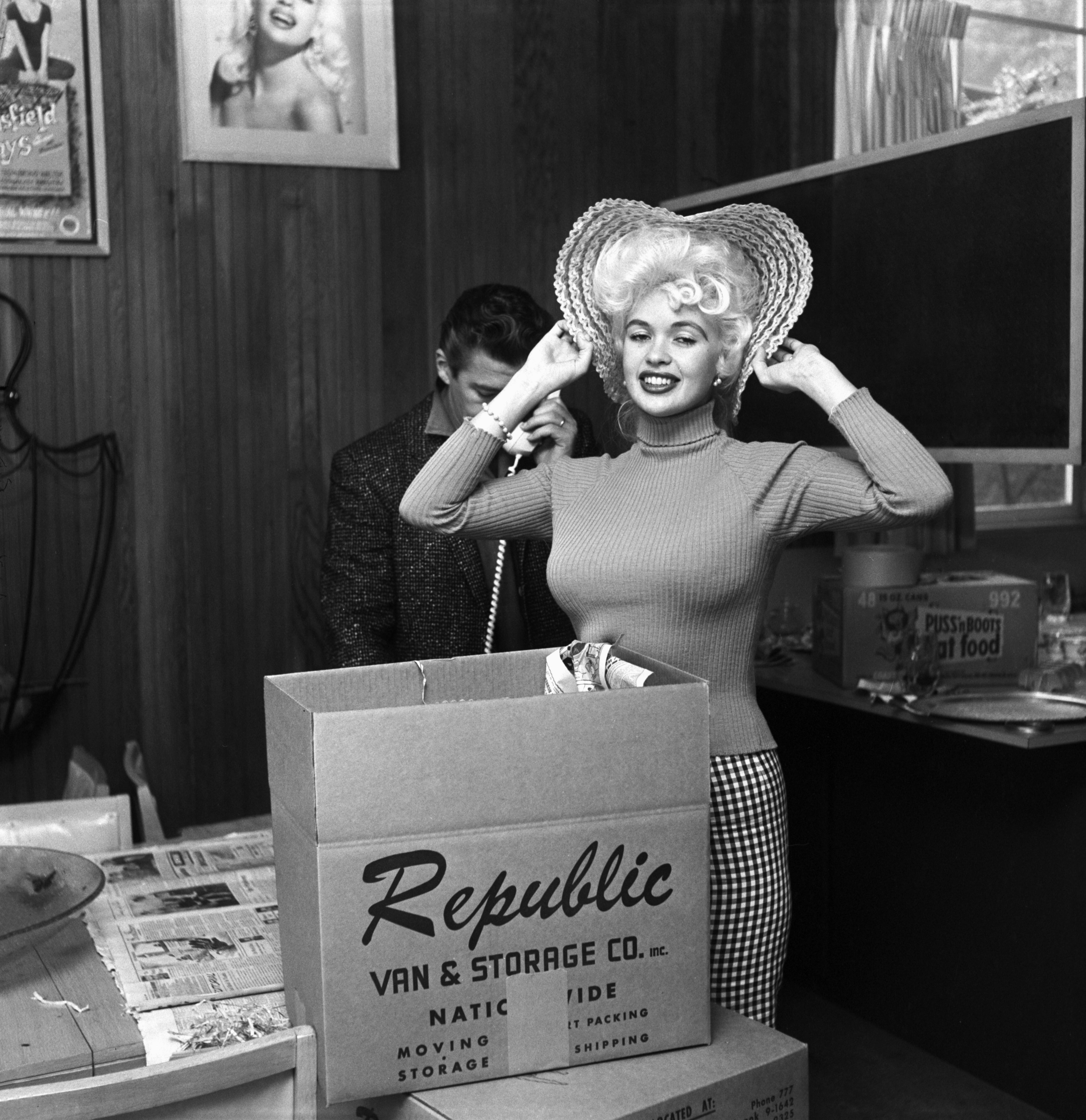 Larry Barbier Black and White Photograph - Jayne Mansfield: Moving In Fine Art Print