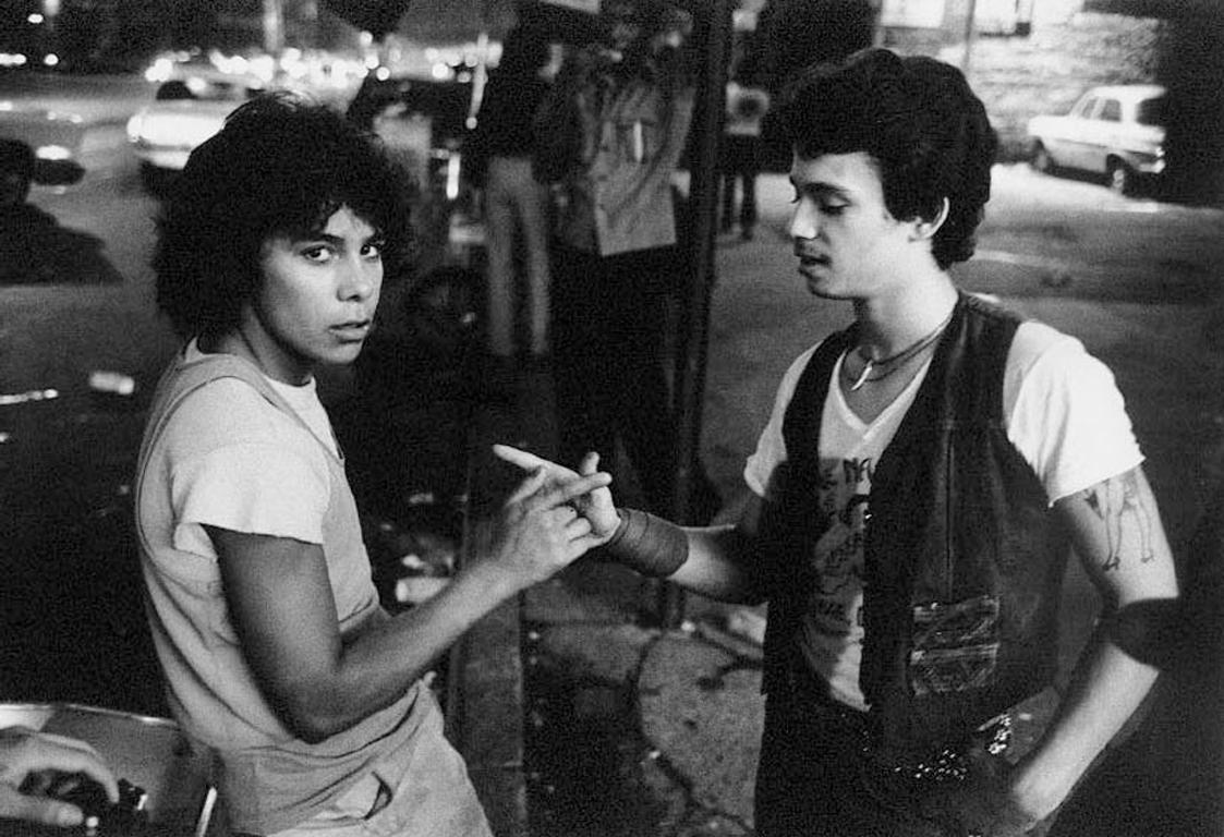 Black and White Photograph de Larry Clark - Sin título (Apretón de manos de los estafadores)