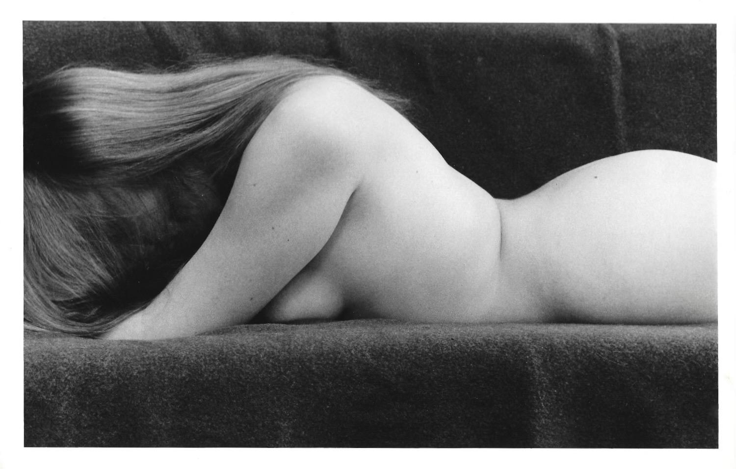 Monochromer schwarz-weißer weiblicher Akt von zeitgenössischer amerikanischer Fotografin