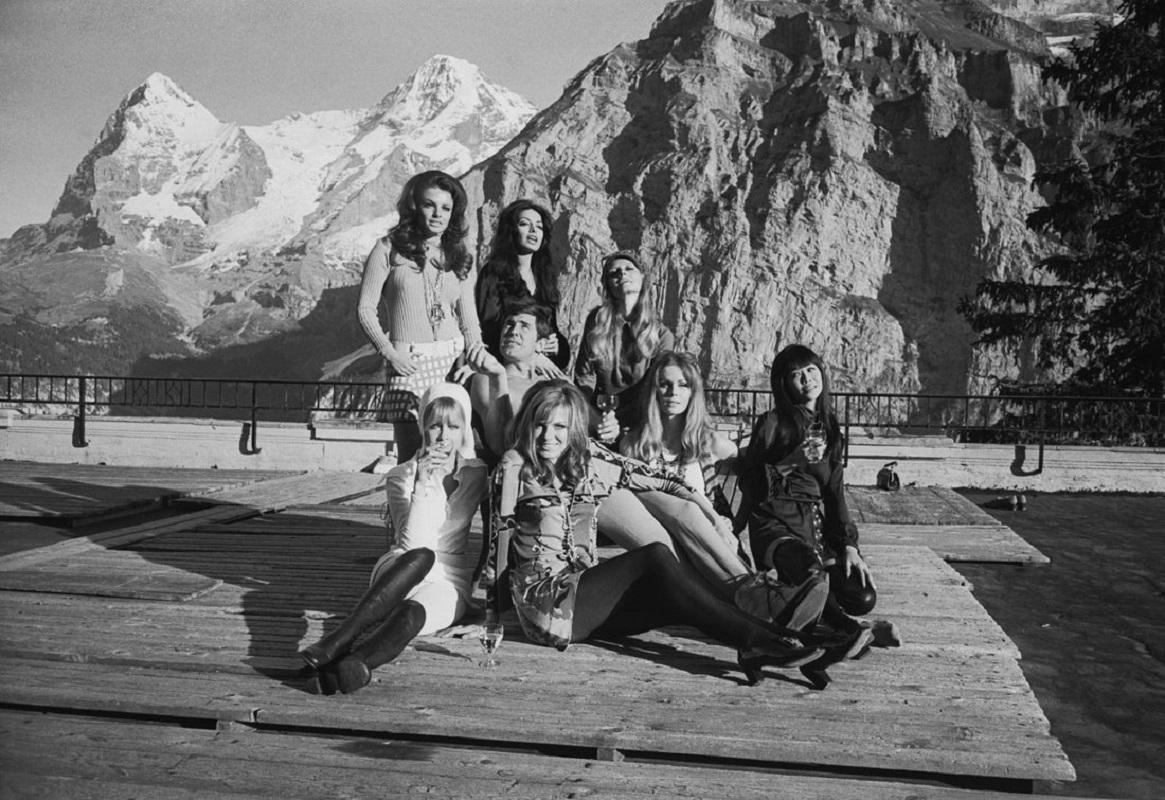 "Bond Girls" par Larry Ellis

L'acteur australien George Lazenby pose avec plusieurs de ses partenaires féminines lors du tournage du nouveau film de James Bond "Au service secret de Sa Majesté" dans les Alpes suisses, le 22 octobre 1968. De gauche