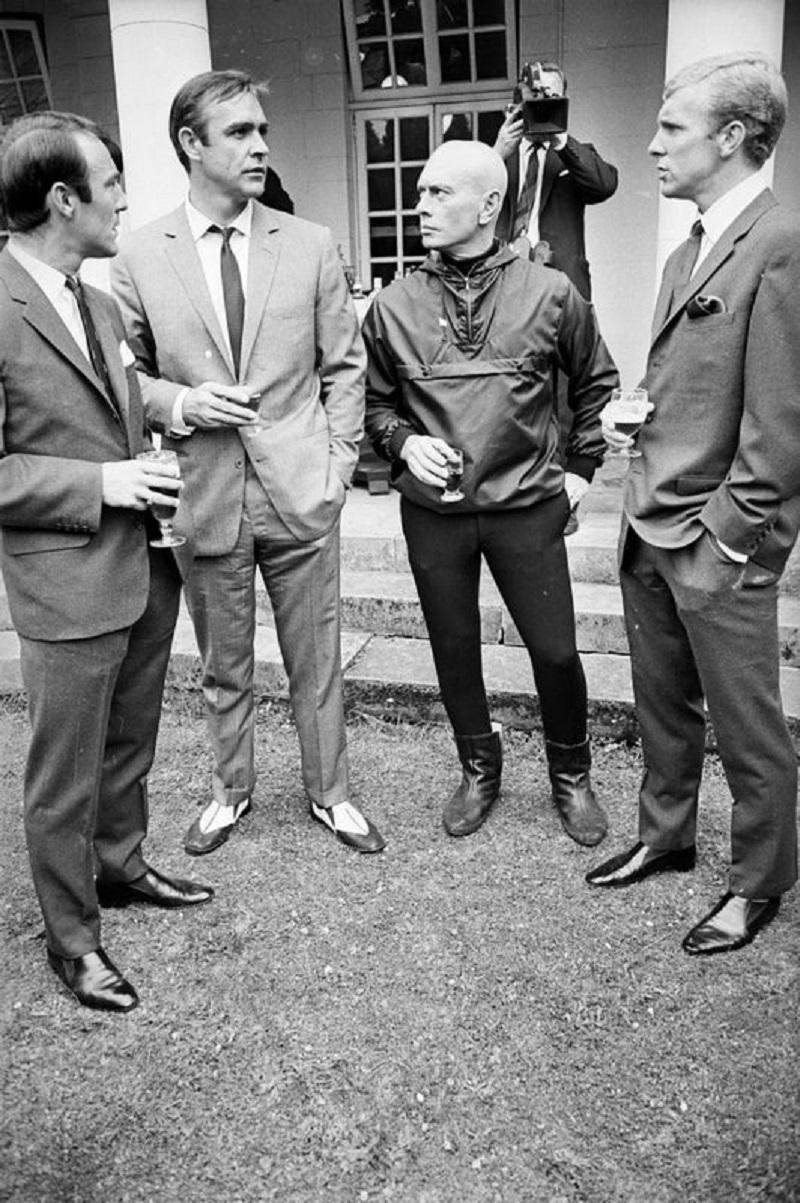"Stars du cinéma et du terrain" par Larry Ellis

12 juillet 1966 : De gauche à droite, Jimmy Greaves, Sean Connery, Yul Brynner (1915 - 1985) et Bobby Moore (1941 - 1993) lors d'une visite de l'équipe de football d'Angleterre aux studios