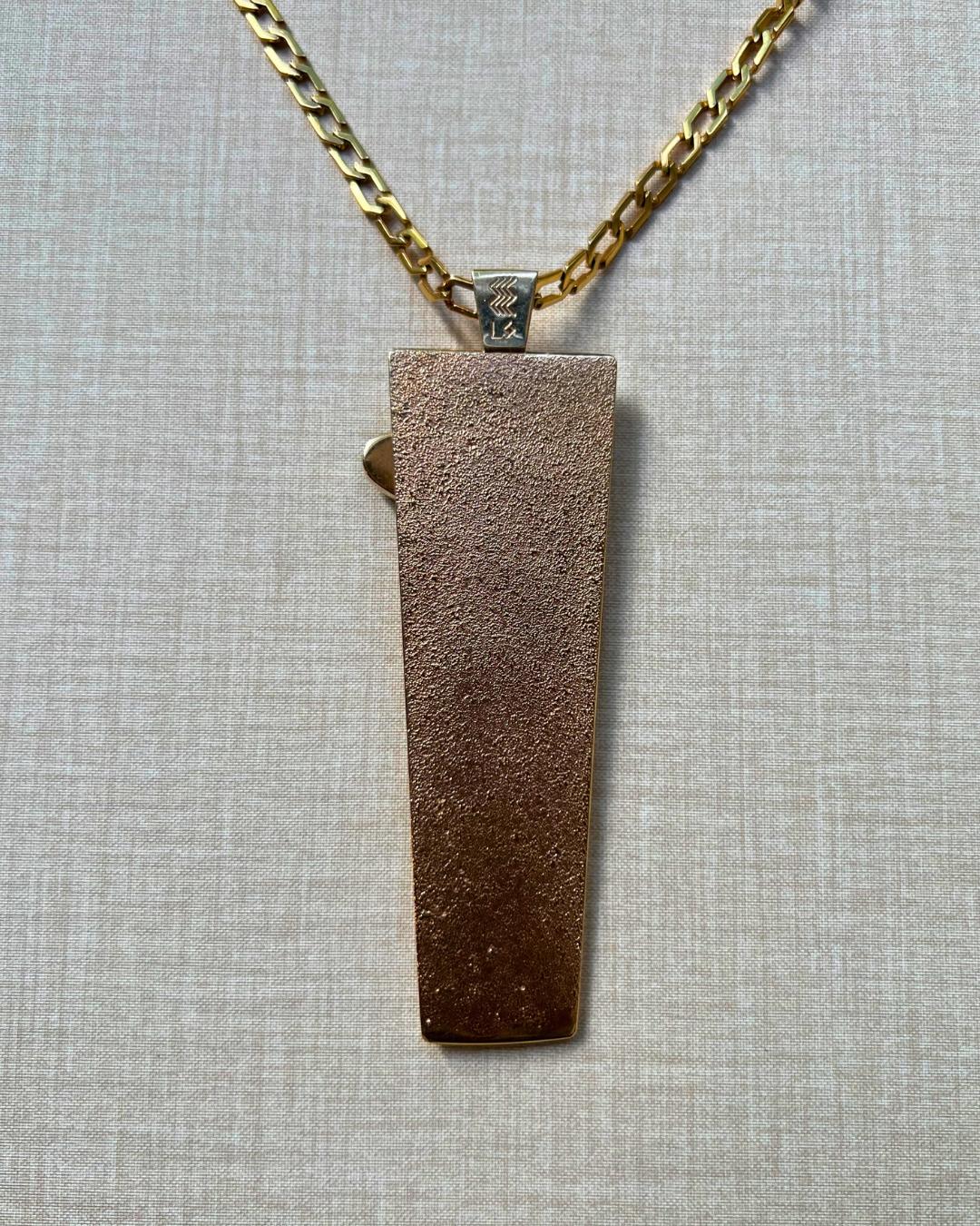 Cabochon Larry Golsh Collana con ciondolo in turchese e tufo fuso in oro in vendita