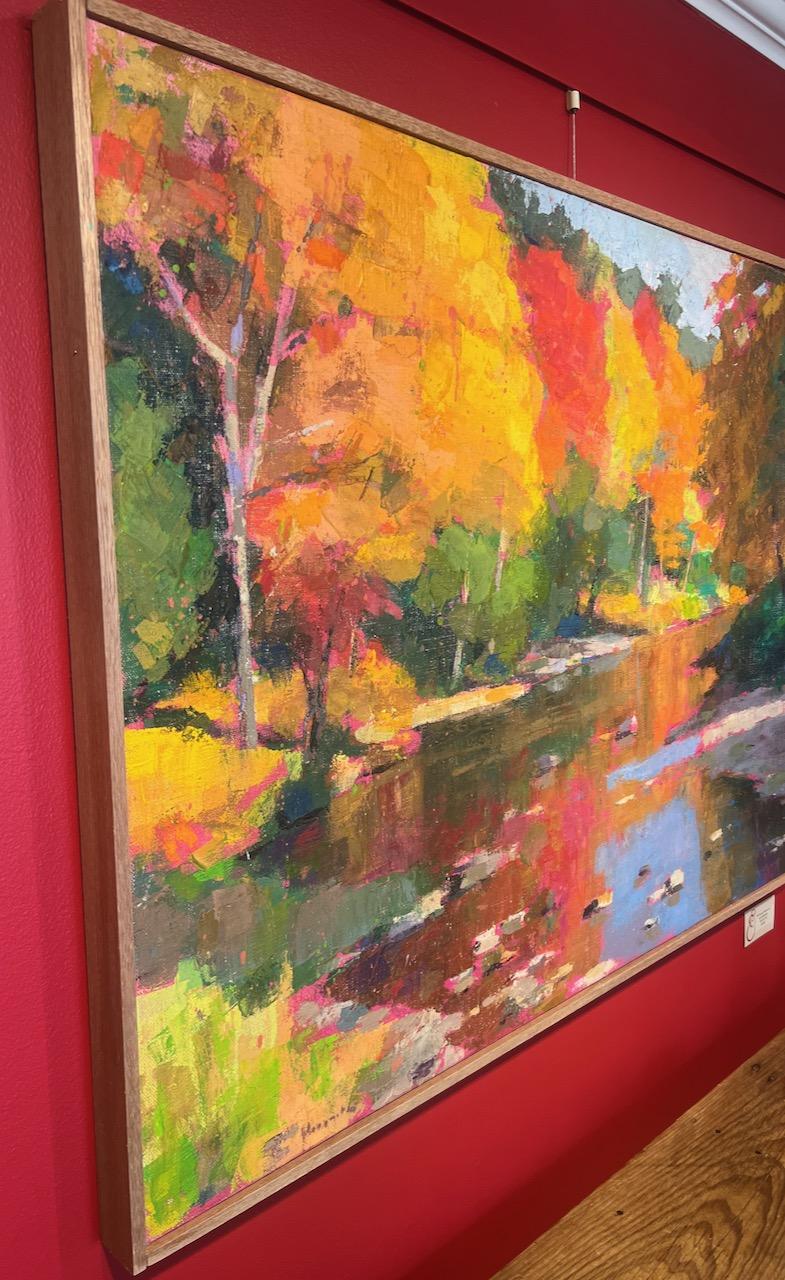 „Fall Stream Reflections“ Ölgemälde von Hölzern mit orangefarbenem und gelbem Blattwerk (Braun), Landscape Painting, von Larry Horowitz
