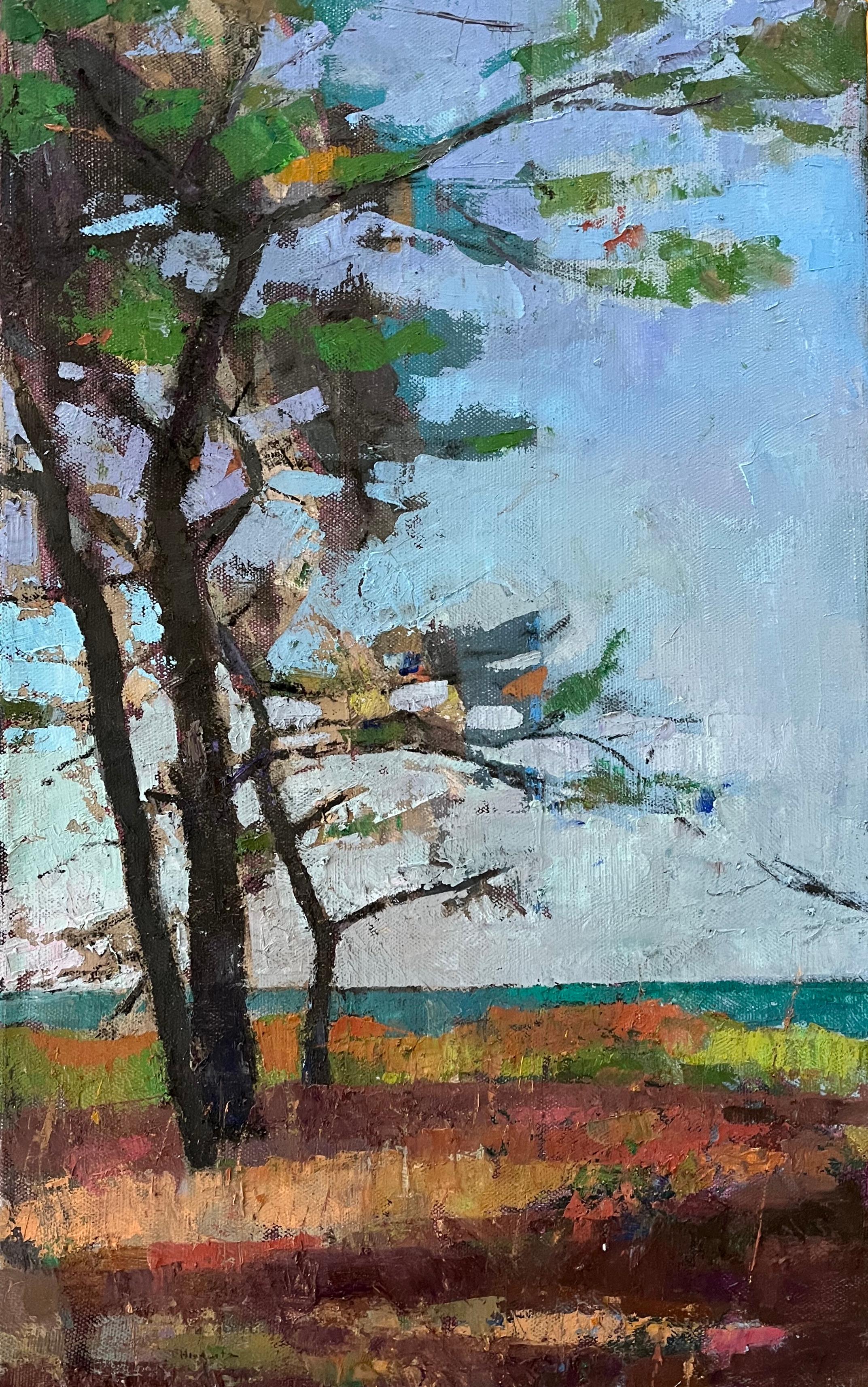 Larry Horowitz Landscape Painting – „Pines by the Sea“ vertikales Ölgemälde von Bäumen mit tealfarbenem Meer hinter