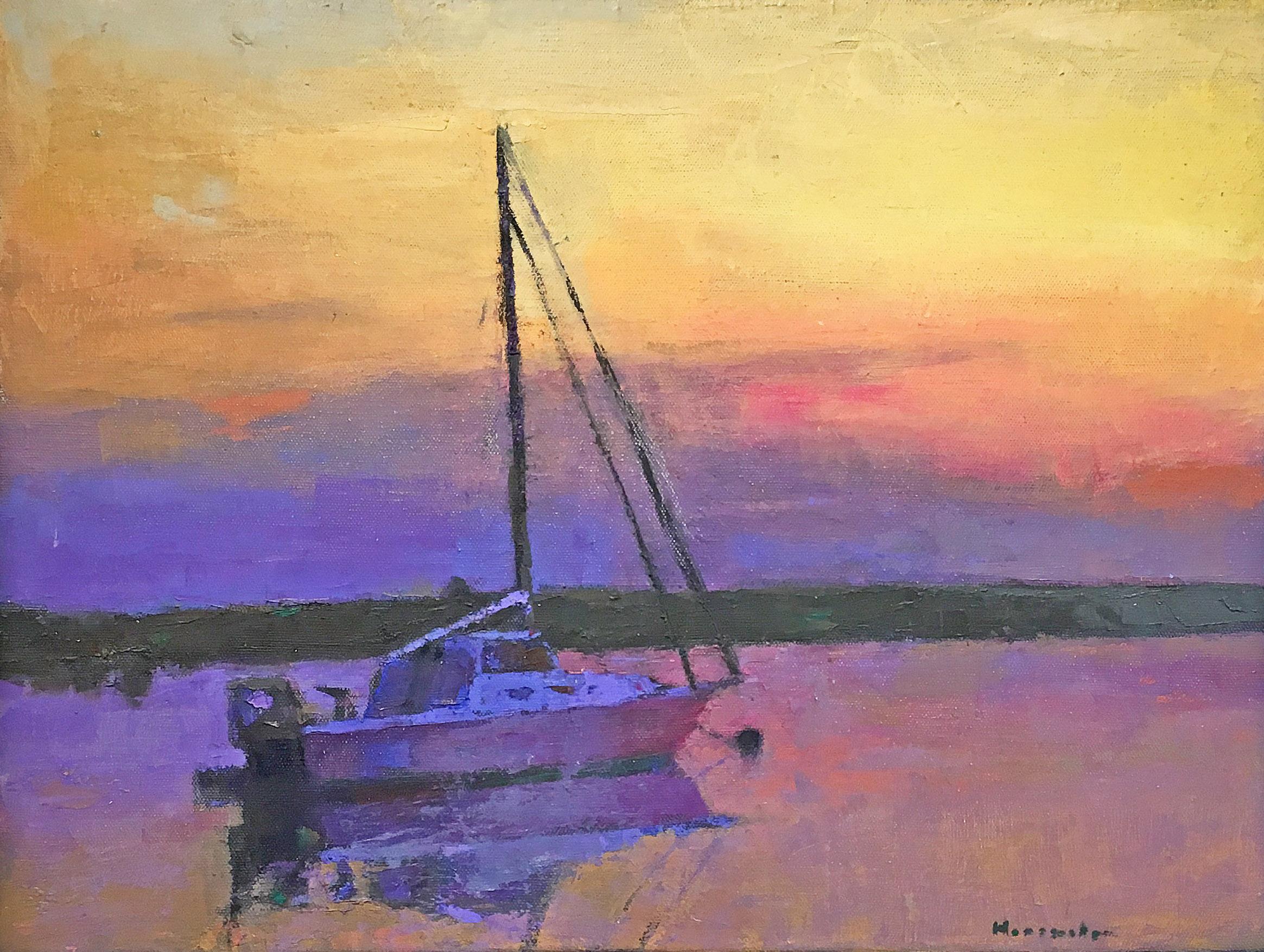 Sailboat With Sunset Sky" 2017 von Larry Horowitz, einem zeitgenössischen amerikanischen Landschaftsimpressionisten. Öl auf Leinwand, 18 x 24 cm. Dieses Gemälde zeigt eine impressionistische Landschaft mit einem Segelboot auf dem Wasser in satten