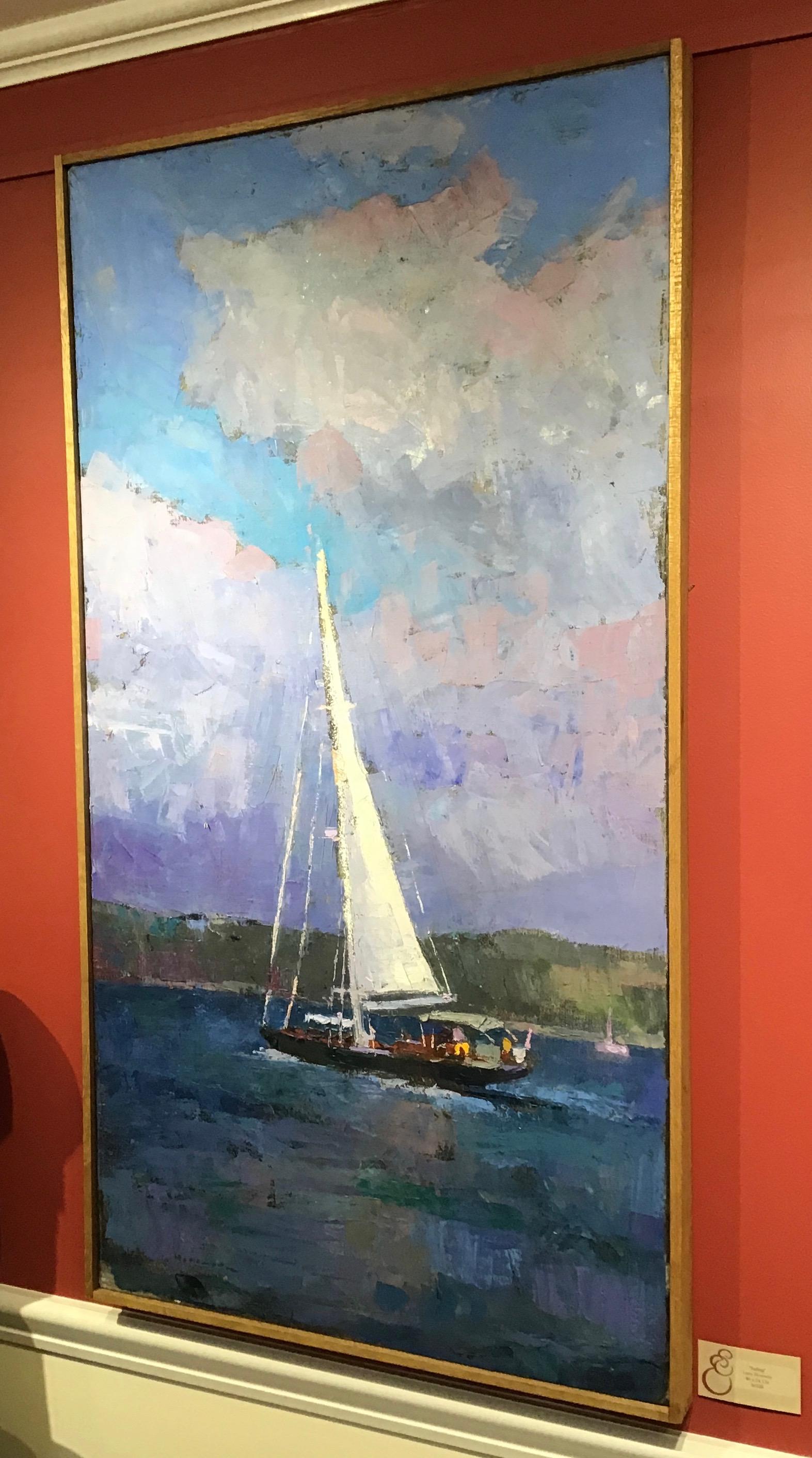 „Sailing“:: vertikales Ölgemälde eines Segelbootes auf dem Wasser mit Wolken dahinter (Blau), Landscape Painting, von Larry Horowitz