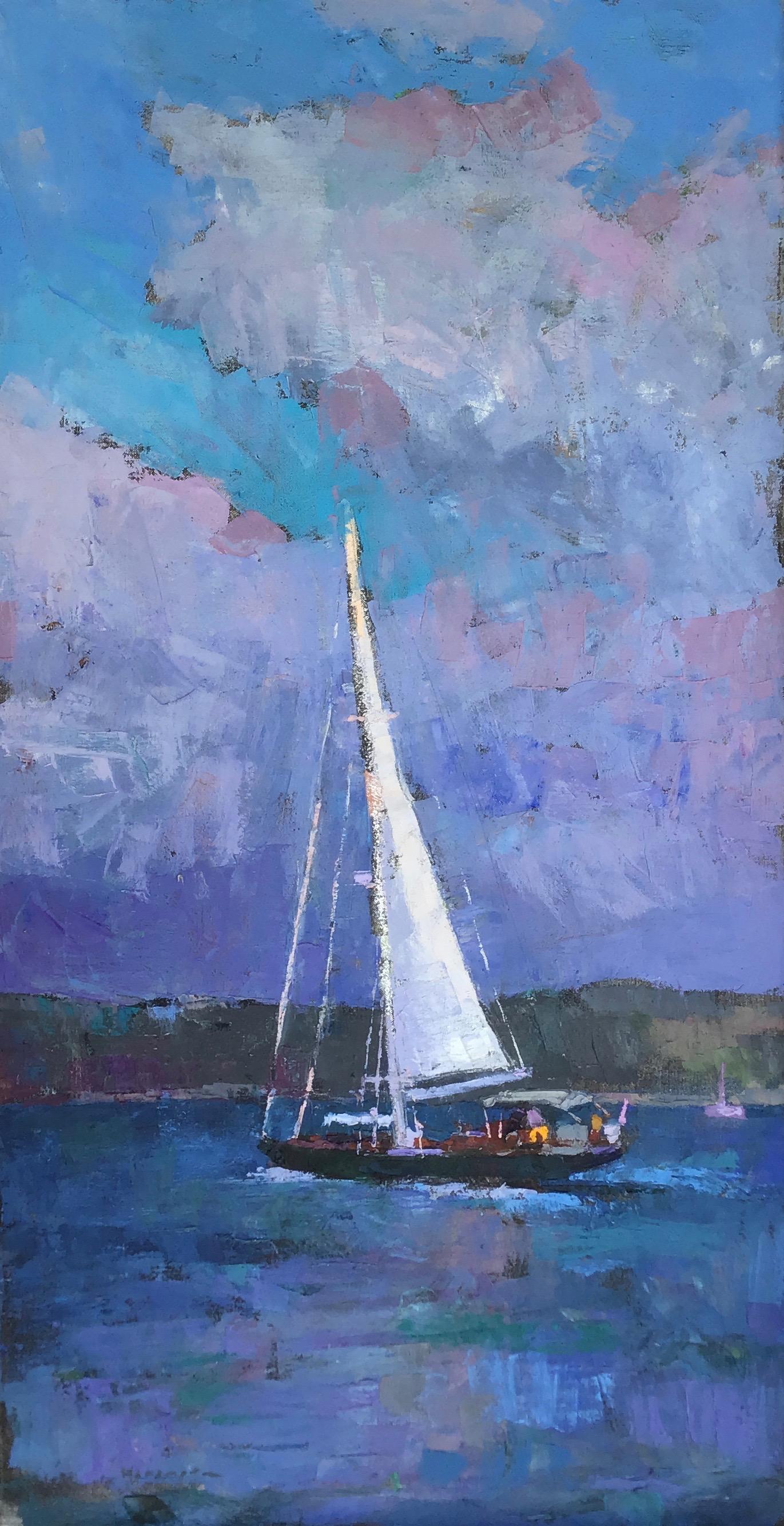 Larry Horowitz Landscape Painting – „Sailing“:: vertikales Ölgemälde eines Segelbootes auf dem Wasser mit Wolken dahinter