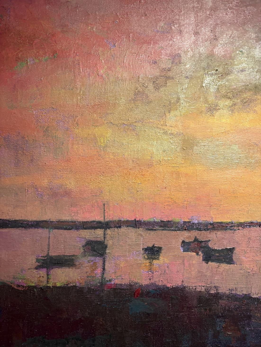 „Sunrise“ spiegelt das Wasser einen violetten Himmel wider, der von der Sonne erweckt wird, Boote in der Bucht, (Grau), Landscape Painting, von Larry Horowitz