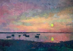 "Amanecer" el agua refleja un cielo púrpura despertado por el sol, barcos a raya