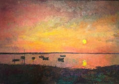 "Amanecer" el agua refleja un cielo púrpura despertado por el sol, barcos a raya