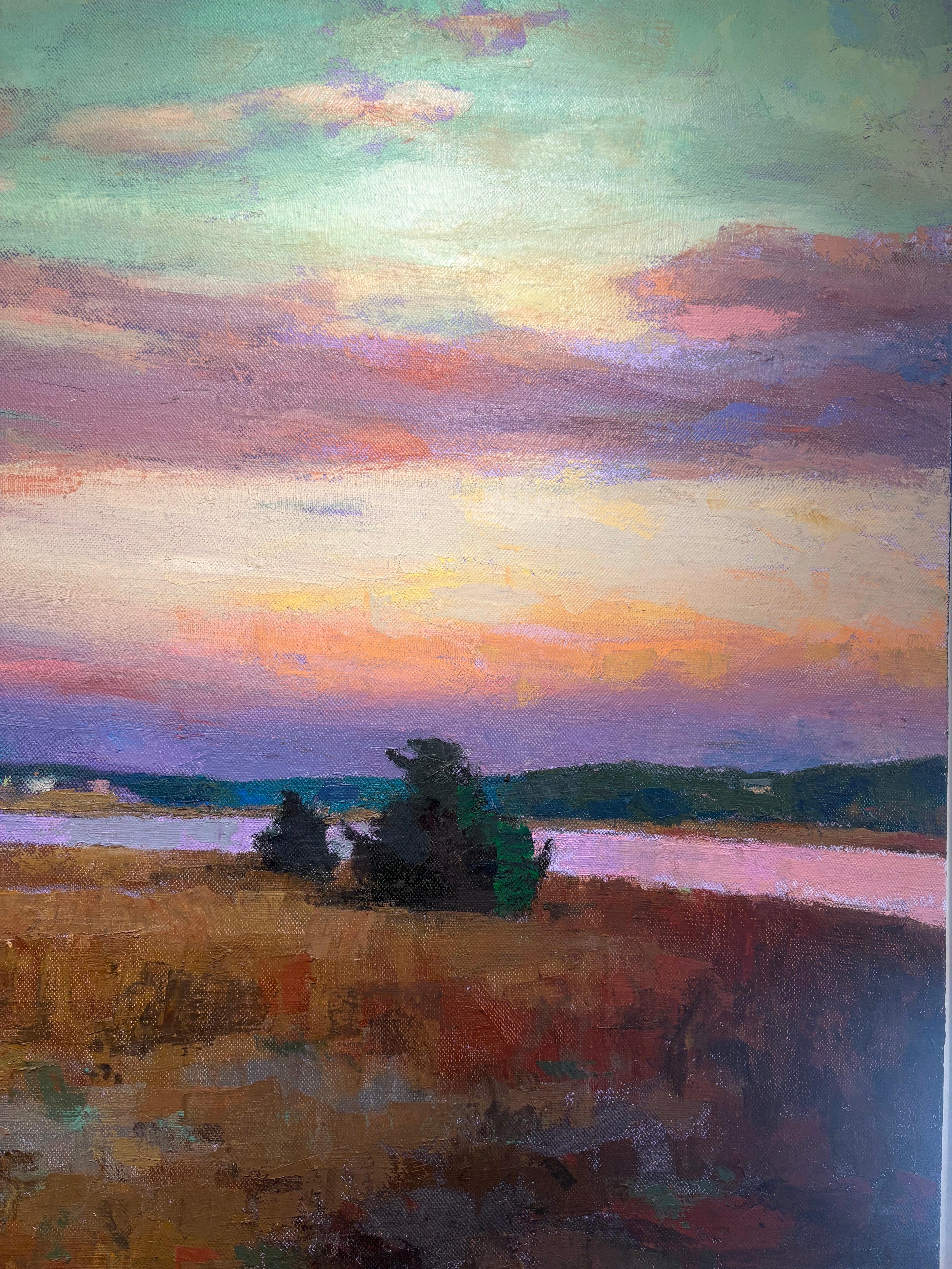 „Sunset Skies“ kühle blaue Himmel werden warm, wenn die Sonne über dem Wasser liegt – Painting von Larry Horowitz