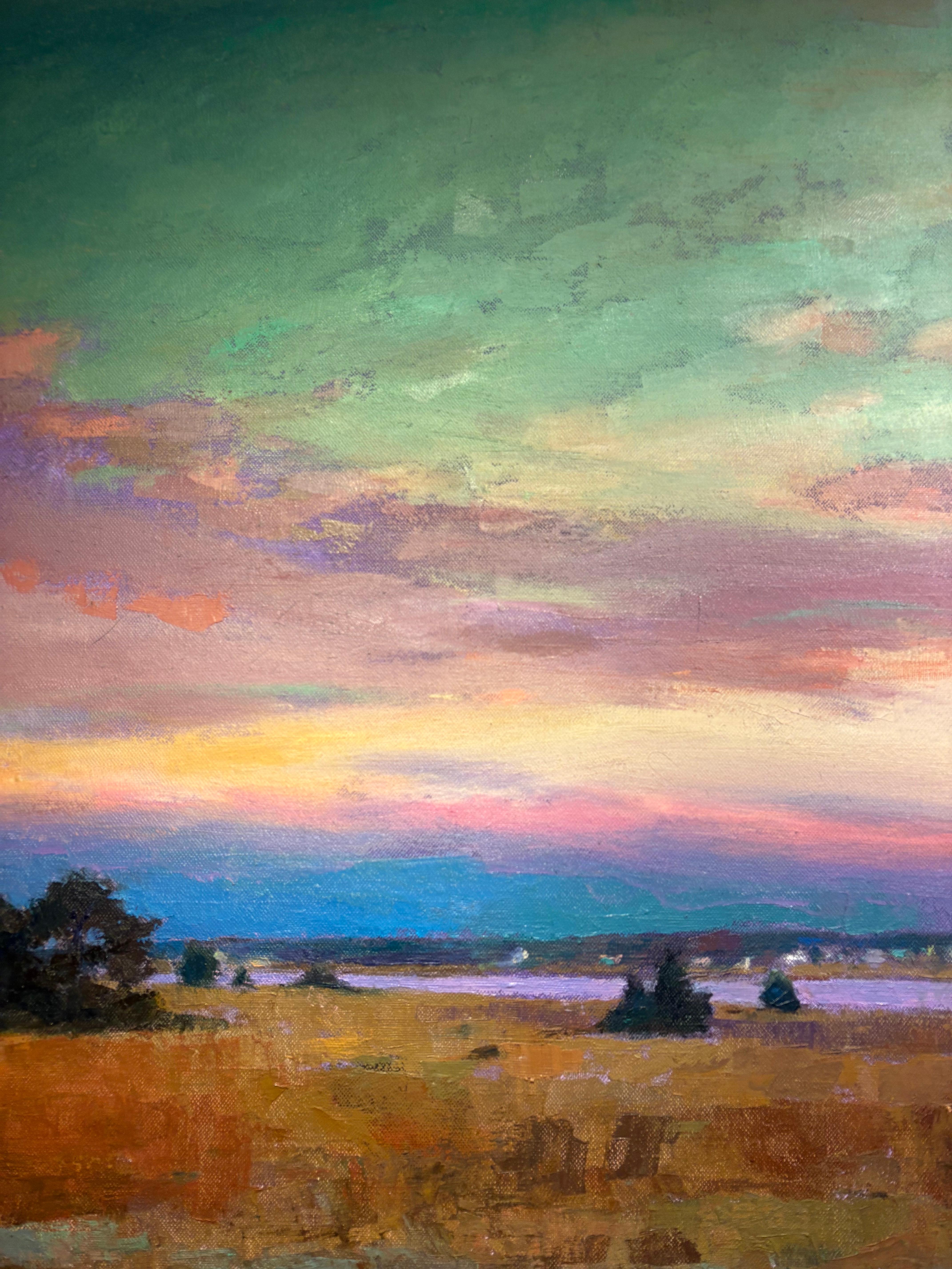 „Sunset Skies“ kühle blaue Himmel werden warm, wenn die Sonne über dem Wasser liegt (Grau), Landscape Painting, von Larry Horowitz