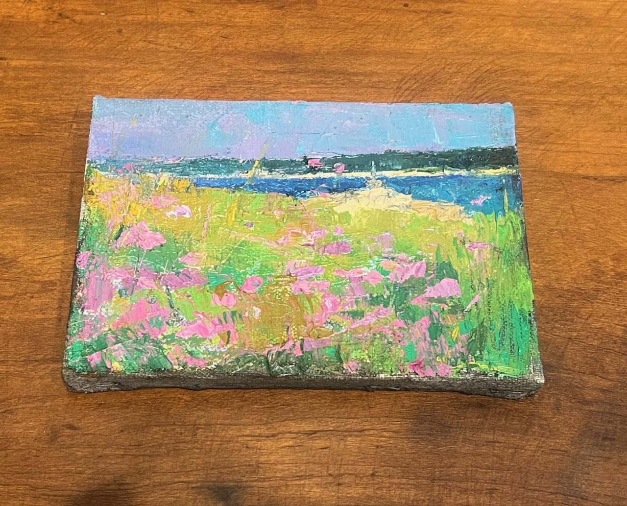 Peinture à l'huile à petite échelle « Wildflowers of Spring » représentant des fleurs roses dans une herbe sauvage en vente 1