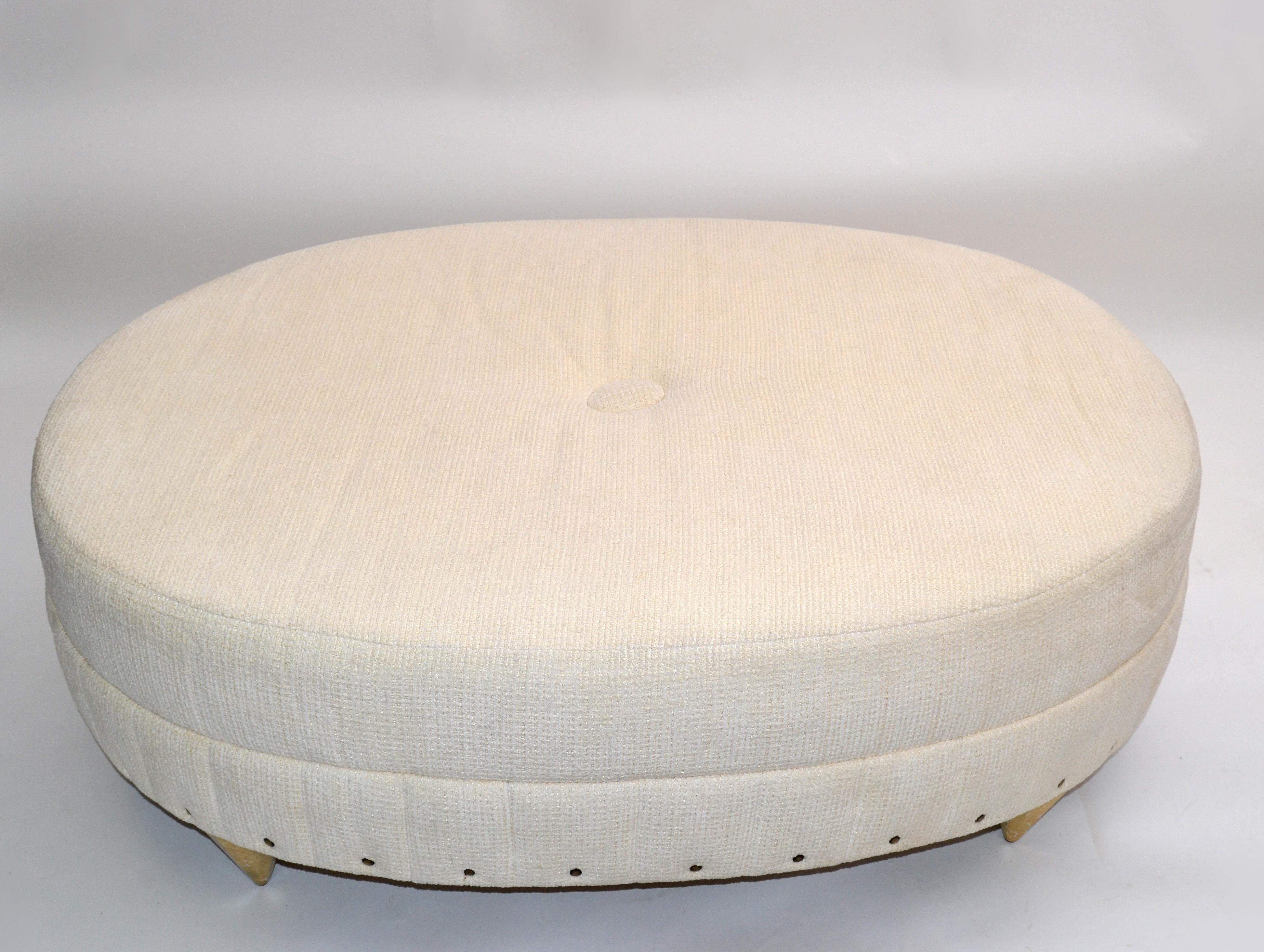 Modernes Daybed, rundes Sofa, übergroße Ottomane, entworfen von Larry Laslo für Directional in den 1990er Jahren.
Die Polsterung besteht aus einem hochwertigen Bouclé-Stoff in den Farben Beige und Gold oder Taupe.
Elegante goldene Holzbeine in
