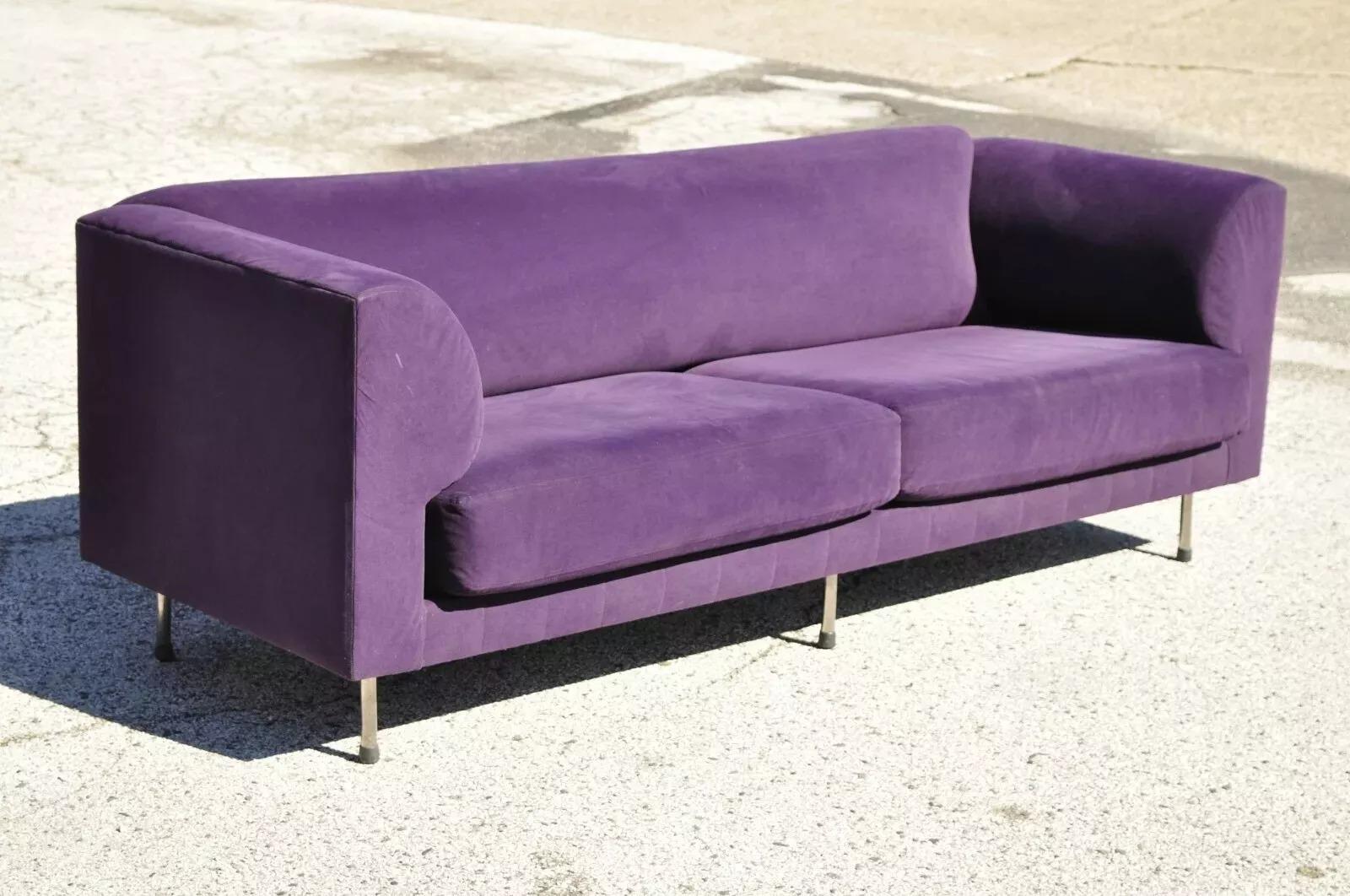 Larry Laslo für Directional Purple Modern Italian Bauhaus Style Chrome Leg Sofa. 6 verchromte Metallbeine, lila Mikrofaserpolsterung, Original Label, klare modernistische Linien, schlanke skulpturale Form. CIRCA Spätes 20. Jahrhundert. Abmessungen: