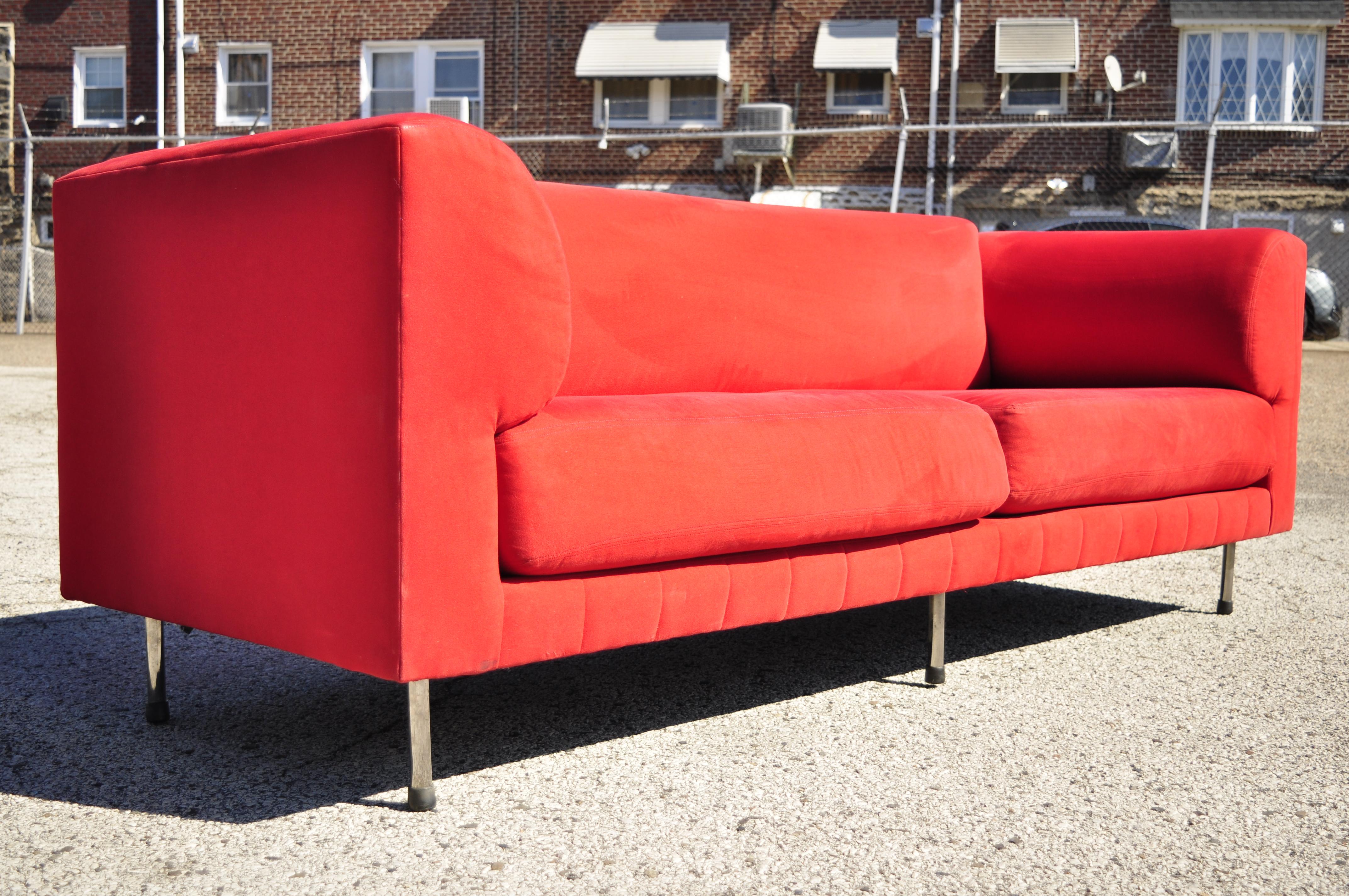 Larry Laslo für Directional Rotes modernes Sofa mit Chrombeinen im italienischen Bauhaus-Stil (Moderne) im Angebot