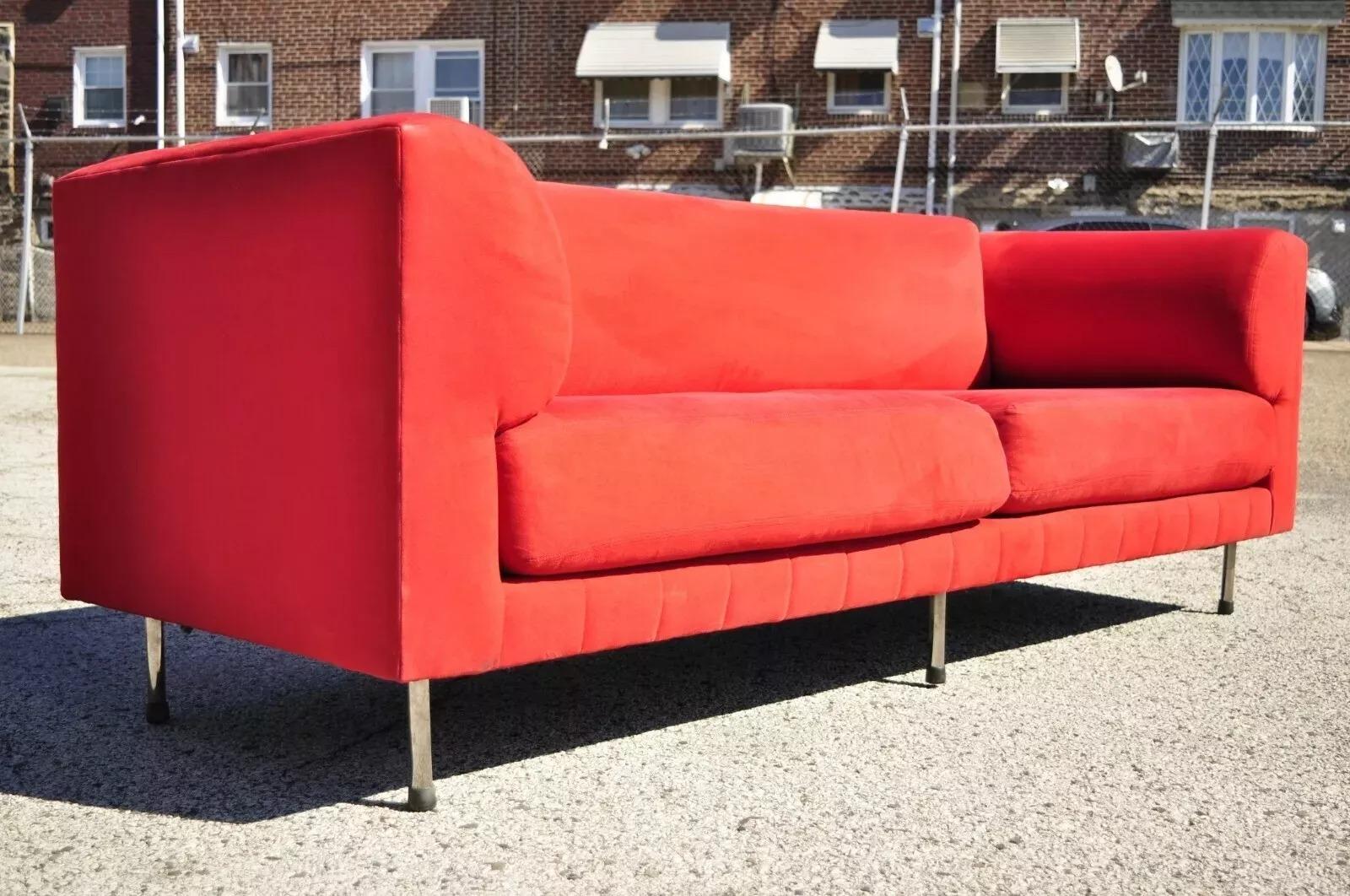 Moderno Larry Laslo per Directional Red Divano moderno italiano in stile Bauhaus con gambe cromate in vendita