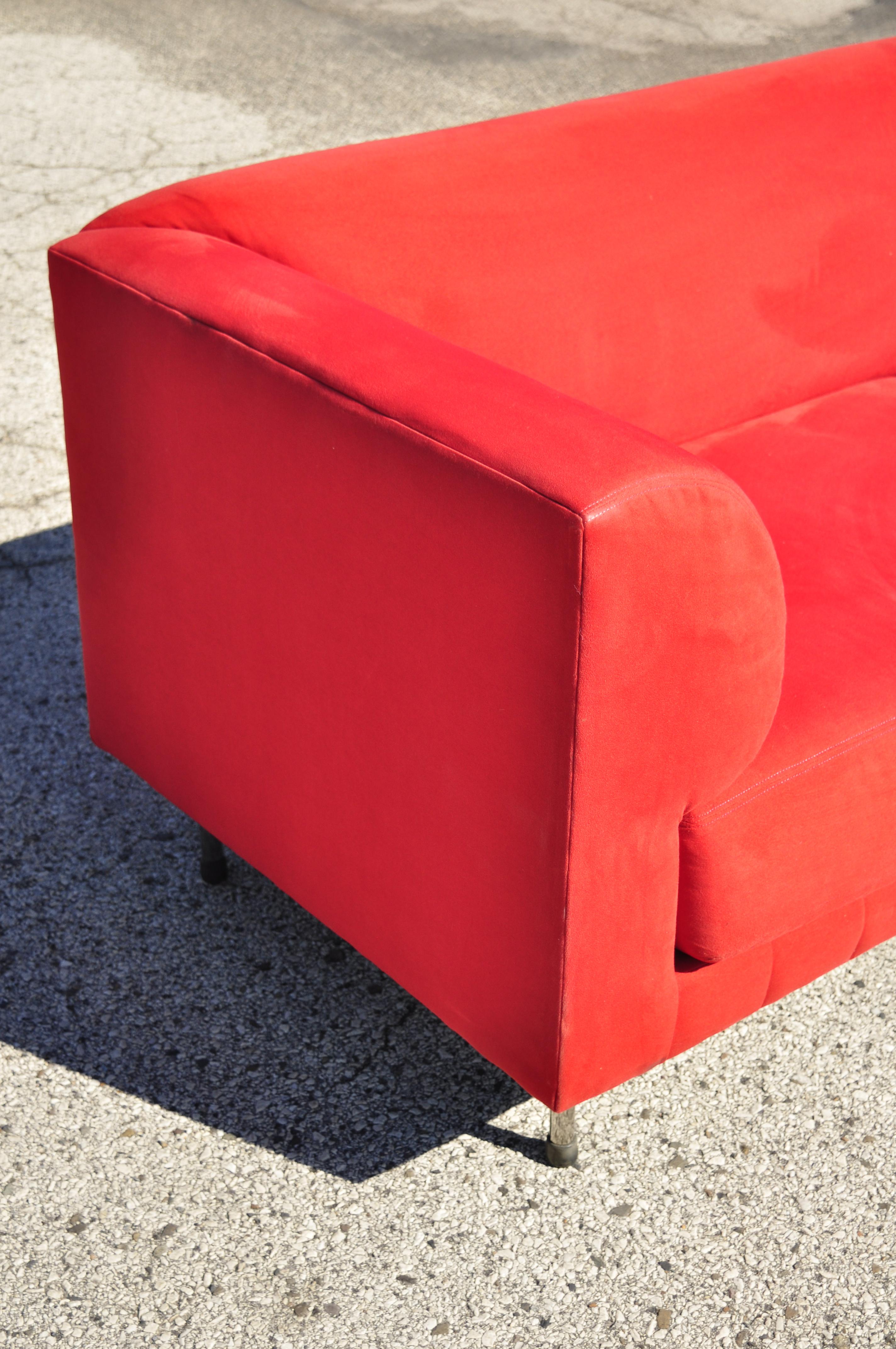Larry Laslo für Directional Rotes modernes Sofa mit Chrombeinen im italienischen Bauhaus-Stil (amerikanisch) im Angebot