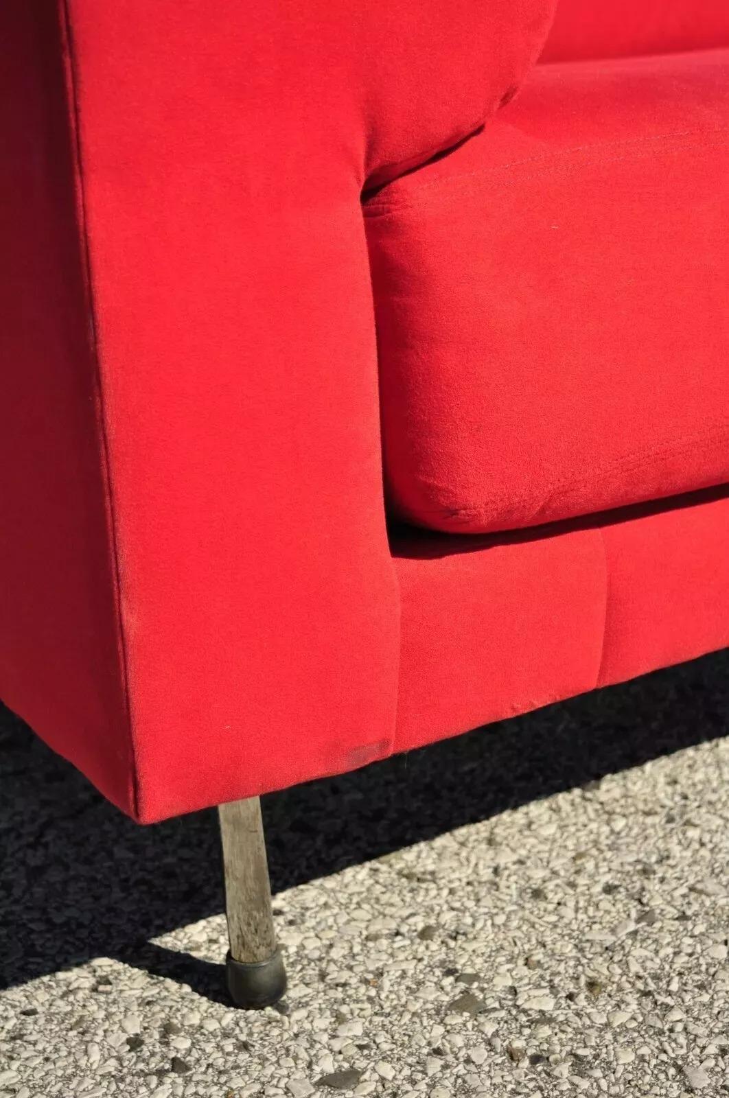 Larry Laslo per Directional Red Divano moderno italiano in stile Bauhaus con gambe cromate In condizioni buone in vendita a Philadelphia, PA