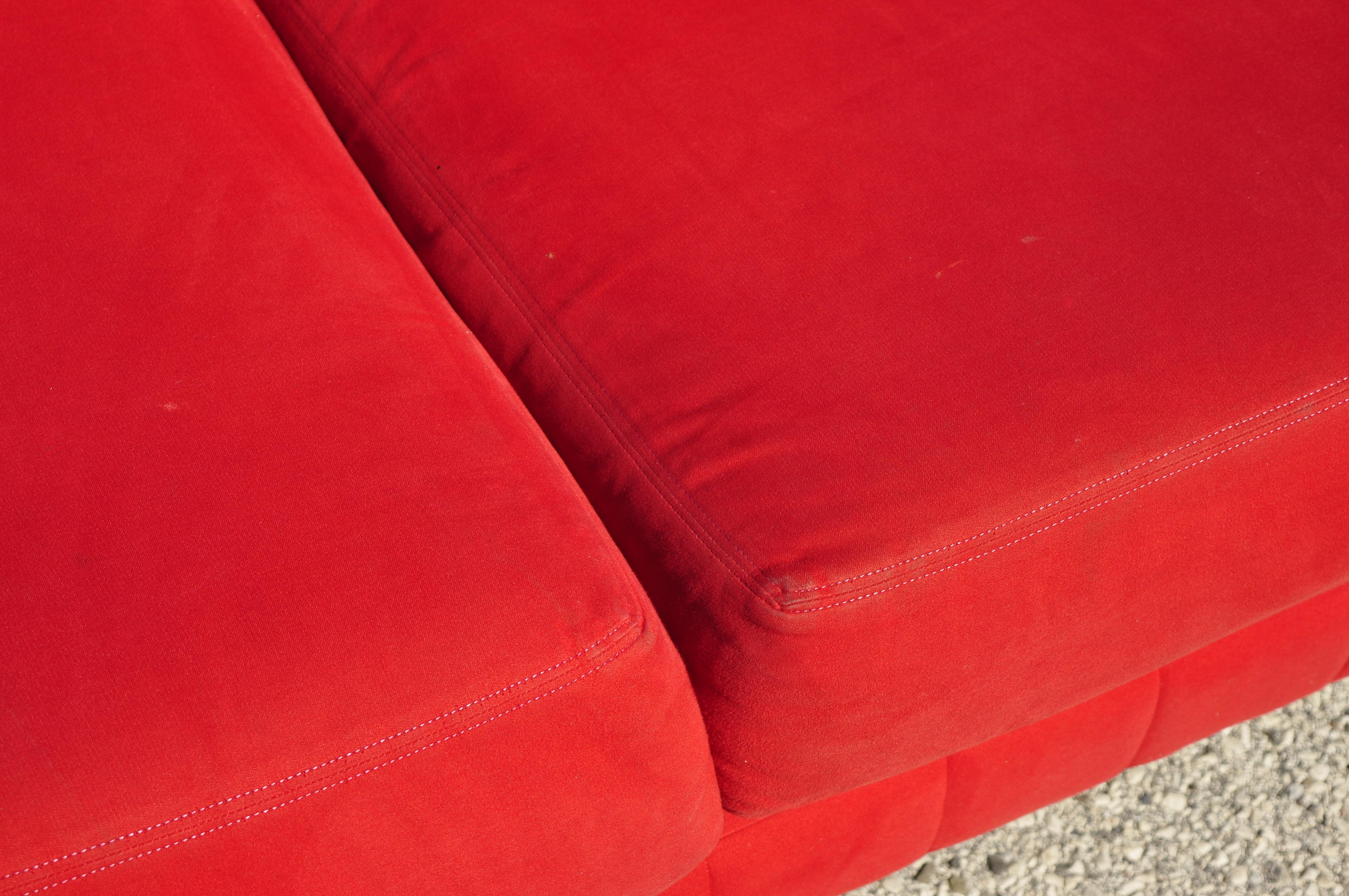 Larry Laslo für Directional Rotes modernes Sofa mit Chrombeinen im italienischen Bauhaus-Stil (20. Jahrhundert) im Angebot