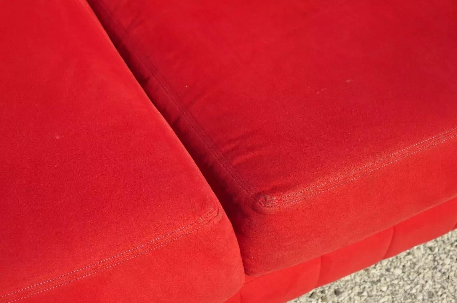 XX secolo Larry Laslo per Directional Red Divano moderno italiano in stile Bauhaus con gambe cromate in vendita