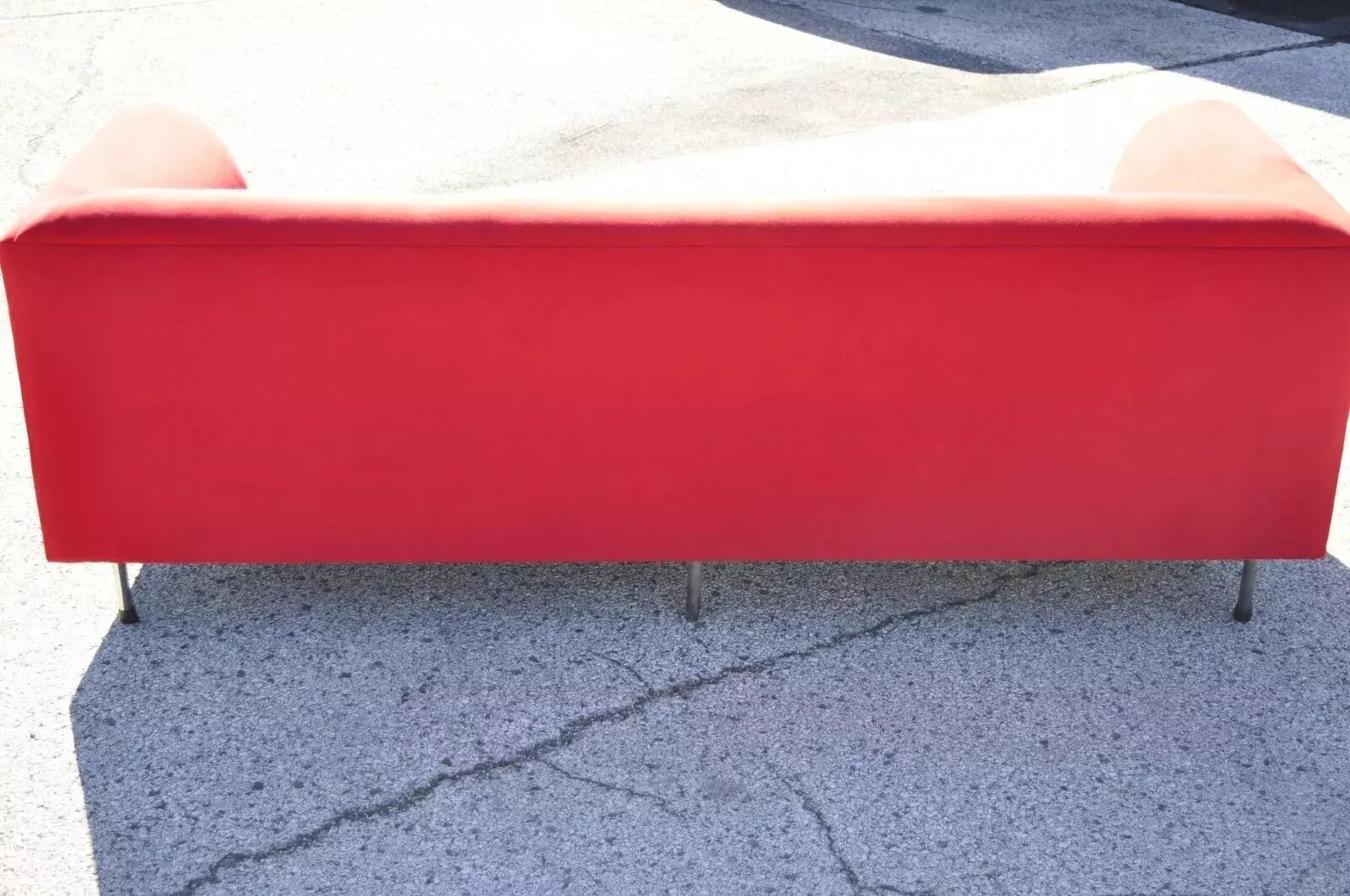 Larry Laslo per Directional Red Divano moderno italiano in stile Bauhaus con gambe cromate in vendita 1