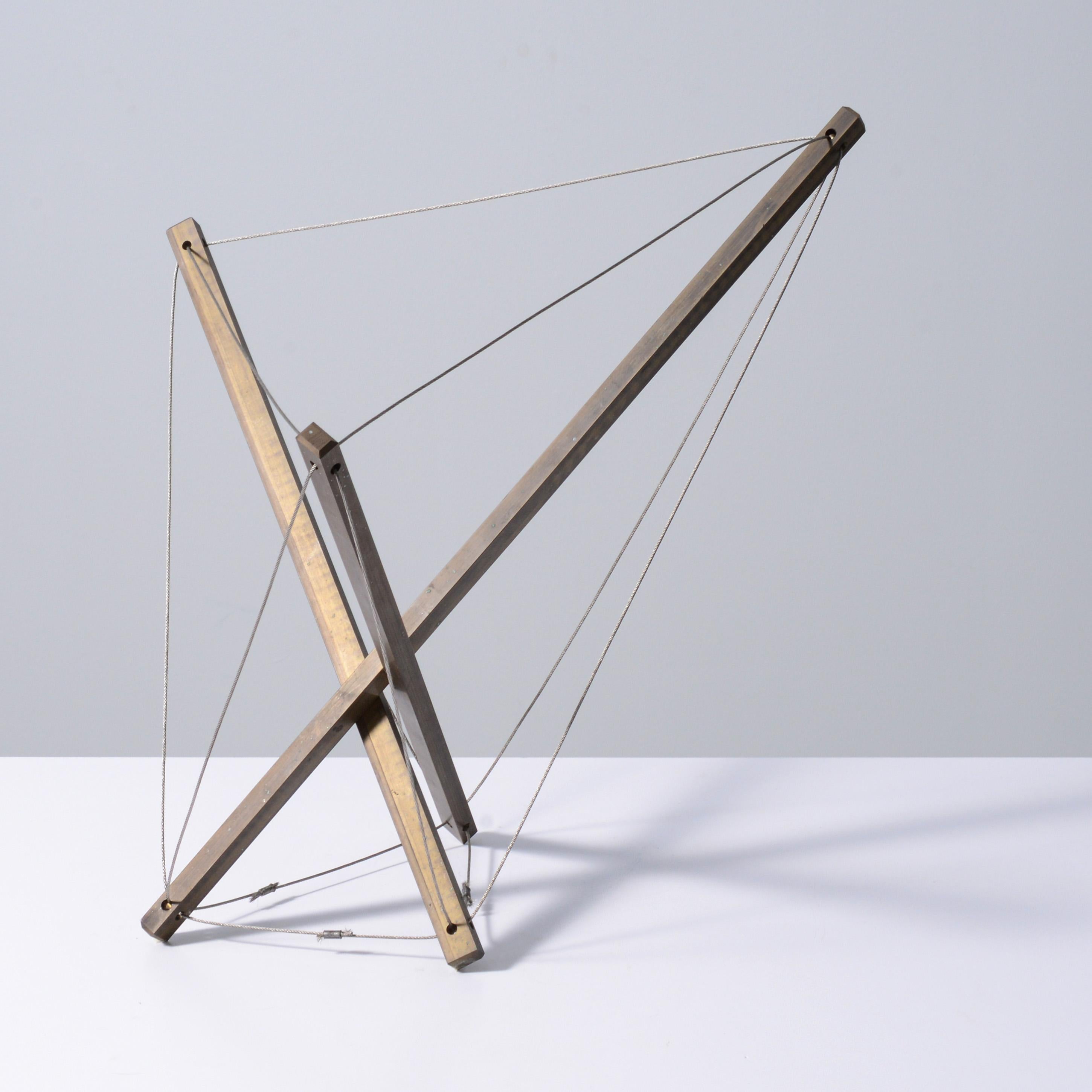 Artista/Designer; Produttore: Larry Mohr (americano, 1921-2013) 
Marcatura/e; nessuna marcatura evidente
Materiali: bronzo, filo metallico
Dimensioni (H, L, P): 18 