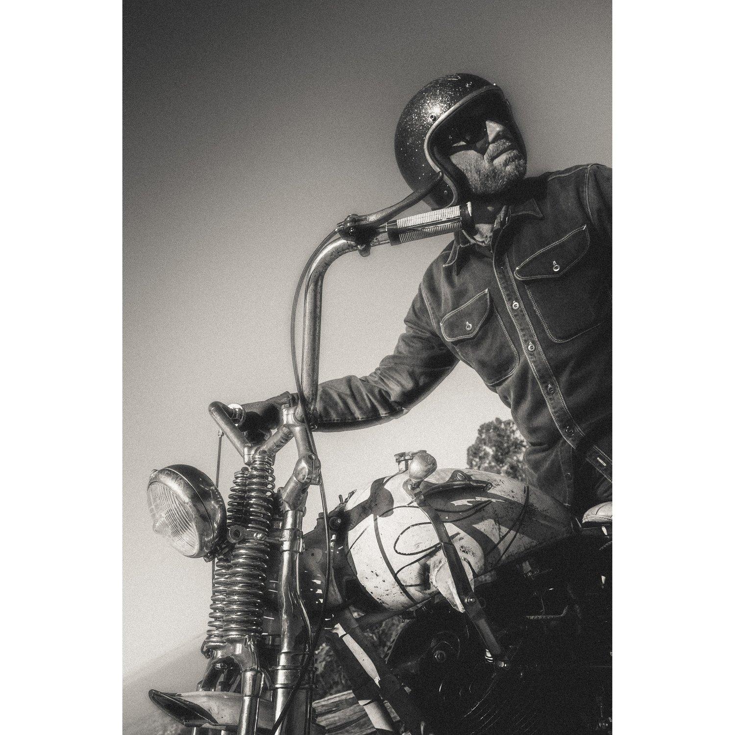Dan Auerbach "Ride", San Francisco 2022, signierte Abzüge in limitierter Auflage vom offiziellen Fotografen der Black Keys, Larry Niehues. 

Die Beziehung zwischen den Black Keys und Larry Niehues begann durch die gemeinsame Liebe zu Motorrädern,